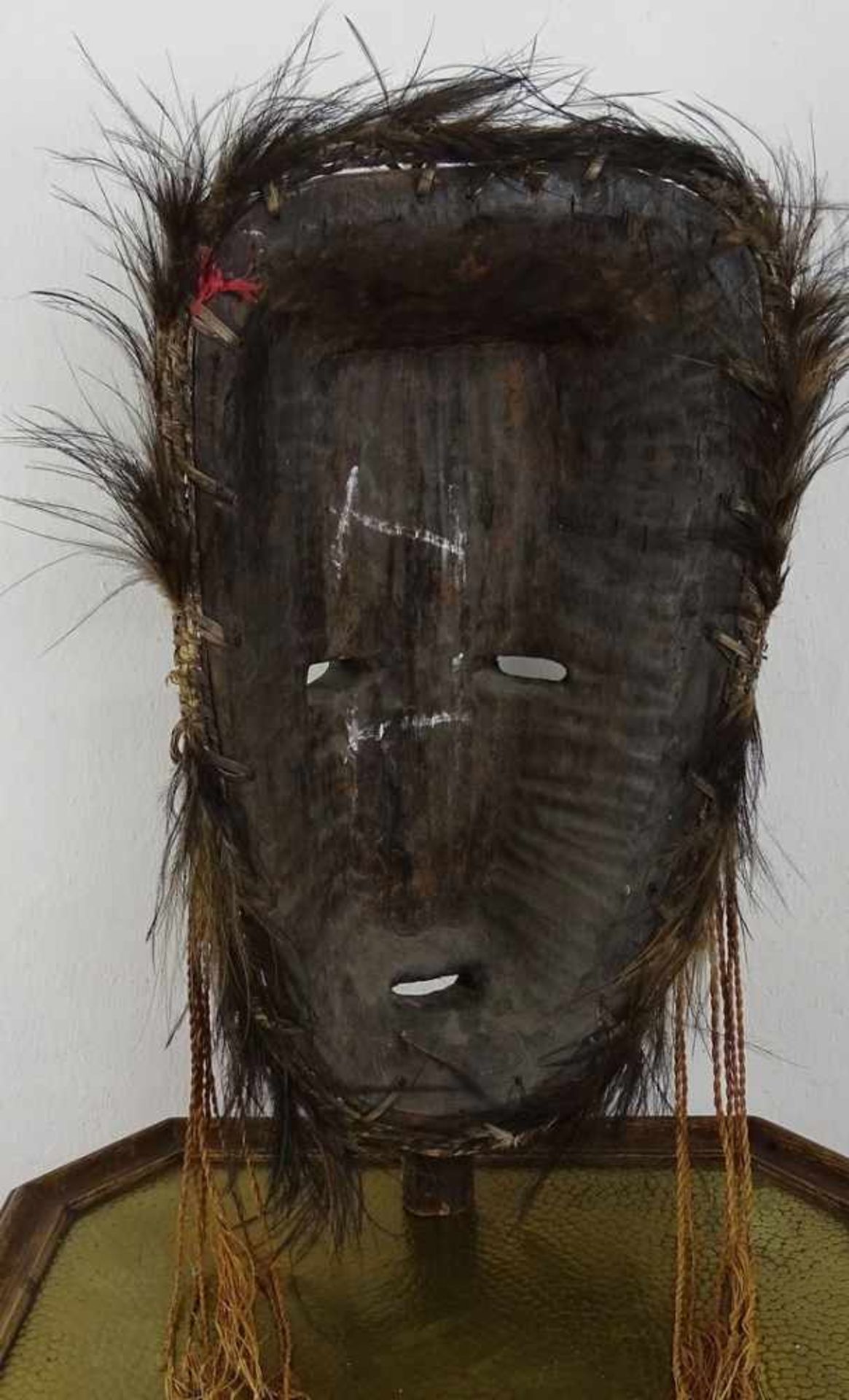 Ahnengeistermaske, Papua-NeuguineaHolz und Federn, Mittelsepik, patiniert, altersgemäß guter - Bild 2 aus 2
