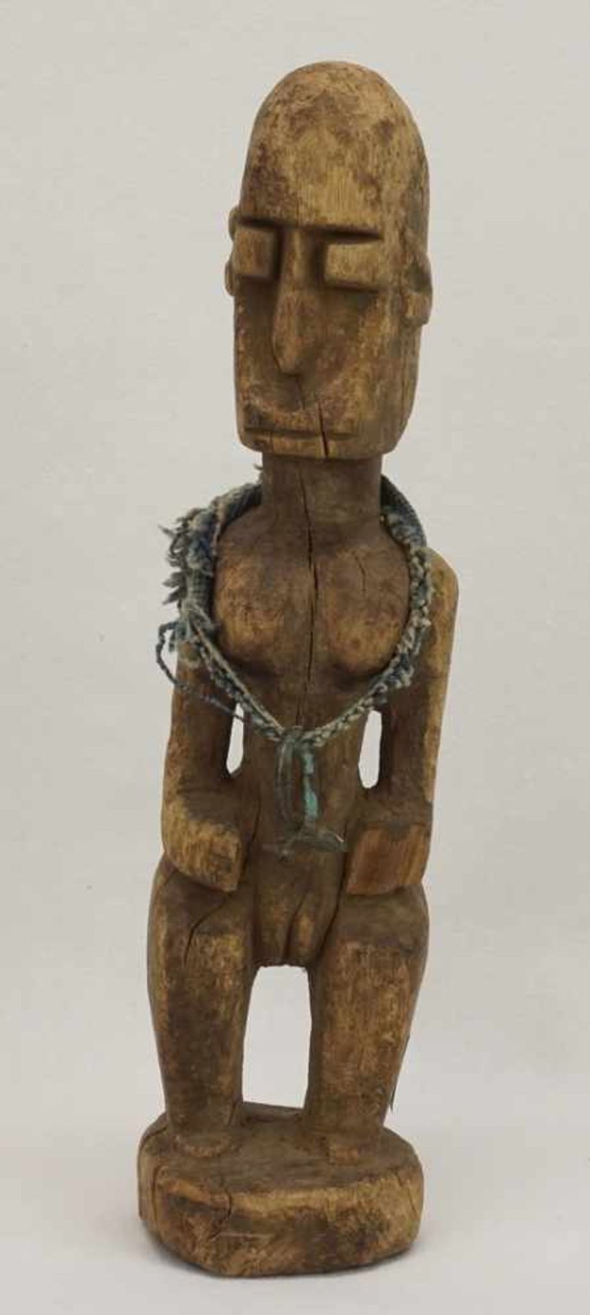 Stehende weibliche Figur der Dogon, Mali, um 1920Hartholz, schöne Alterspatina, an Stoff hängender