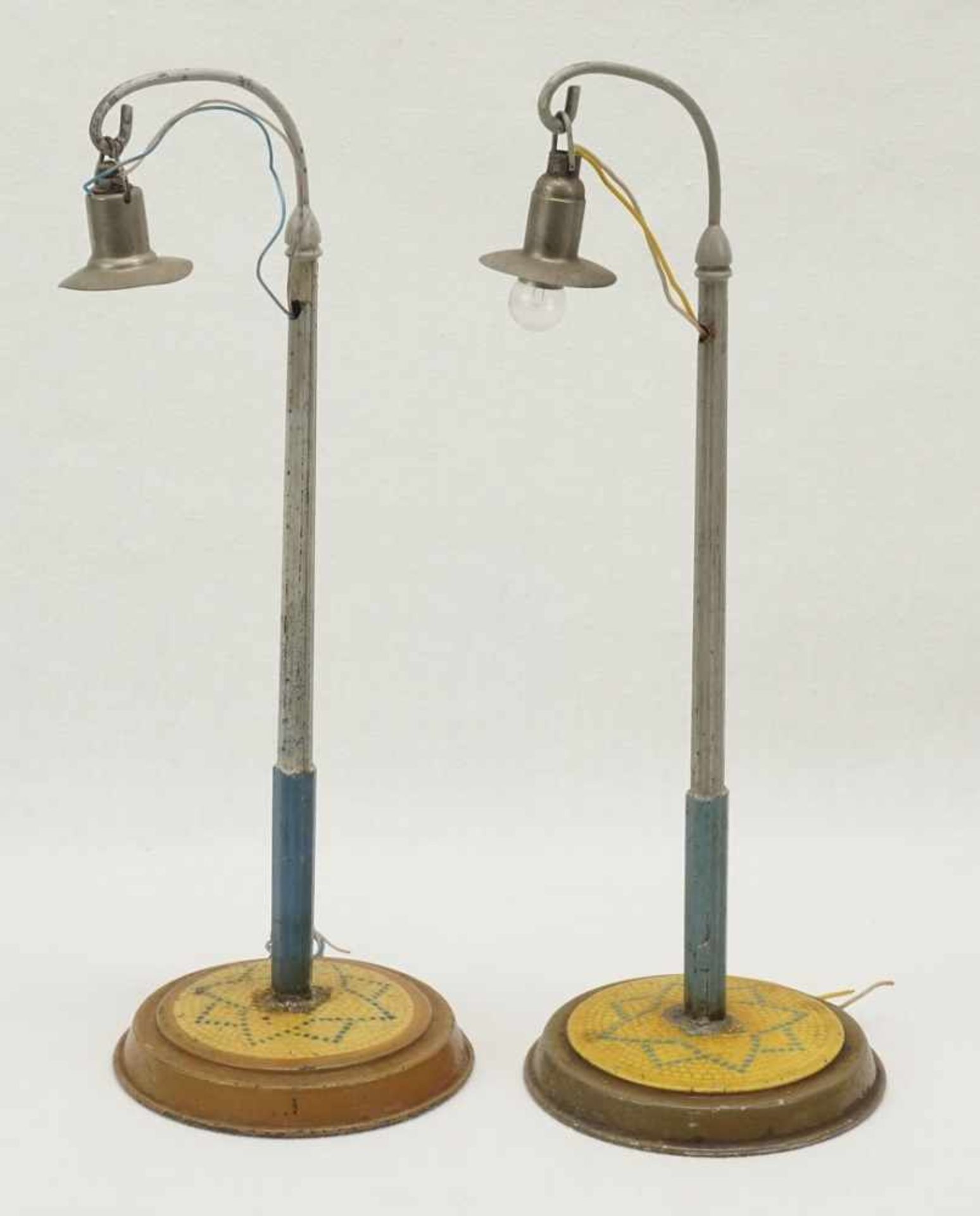 Zwei Märklin Leipziger Lampe mit Mosaiksockel, Spur 0, 1. Hälfte 20. Jh.Blech lithografiert,