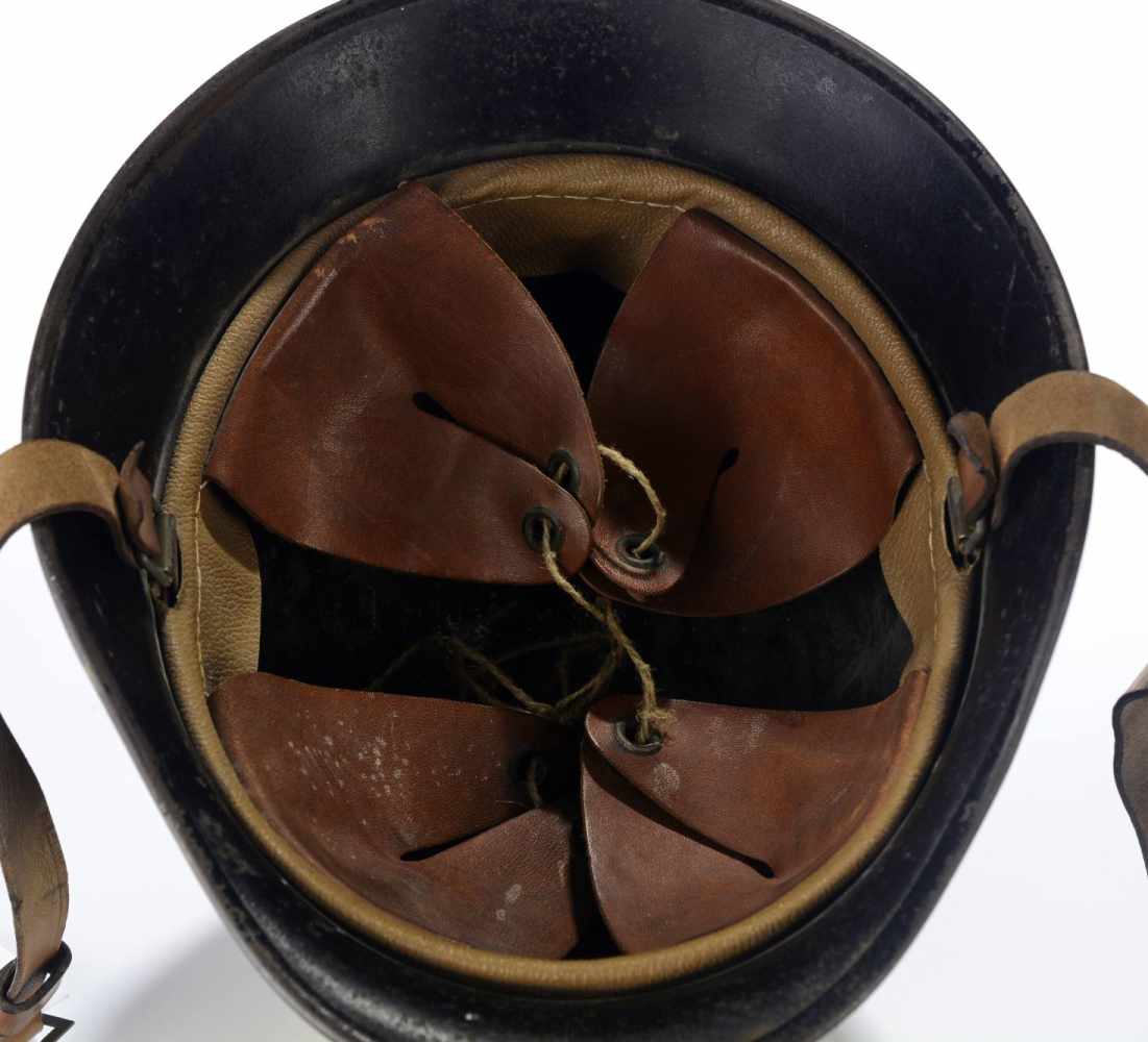 HELM M40Deutschland,nach 1940Ursprünglich Militärhelm der deutschen Armee für den Einsatz in der - Image 2 of 2