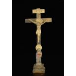 TISCH-KRUZIFIXMähren,2. Hälfte 18. Jh.Lateinischer Kreuz mit Schnitzerei des gekreuzigten Christus