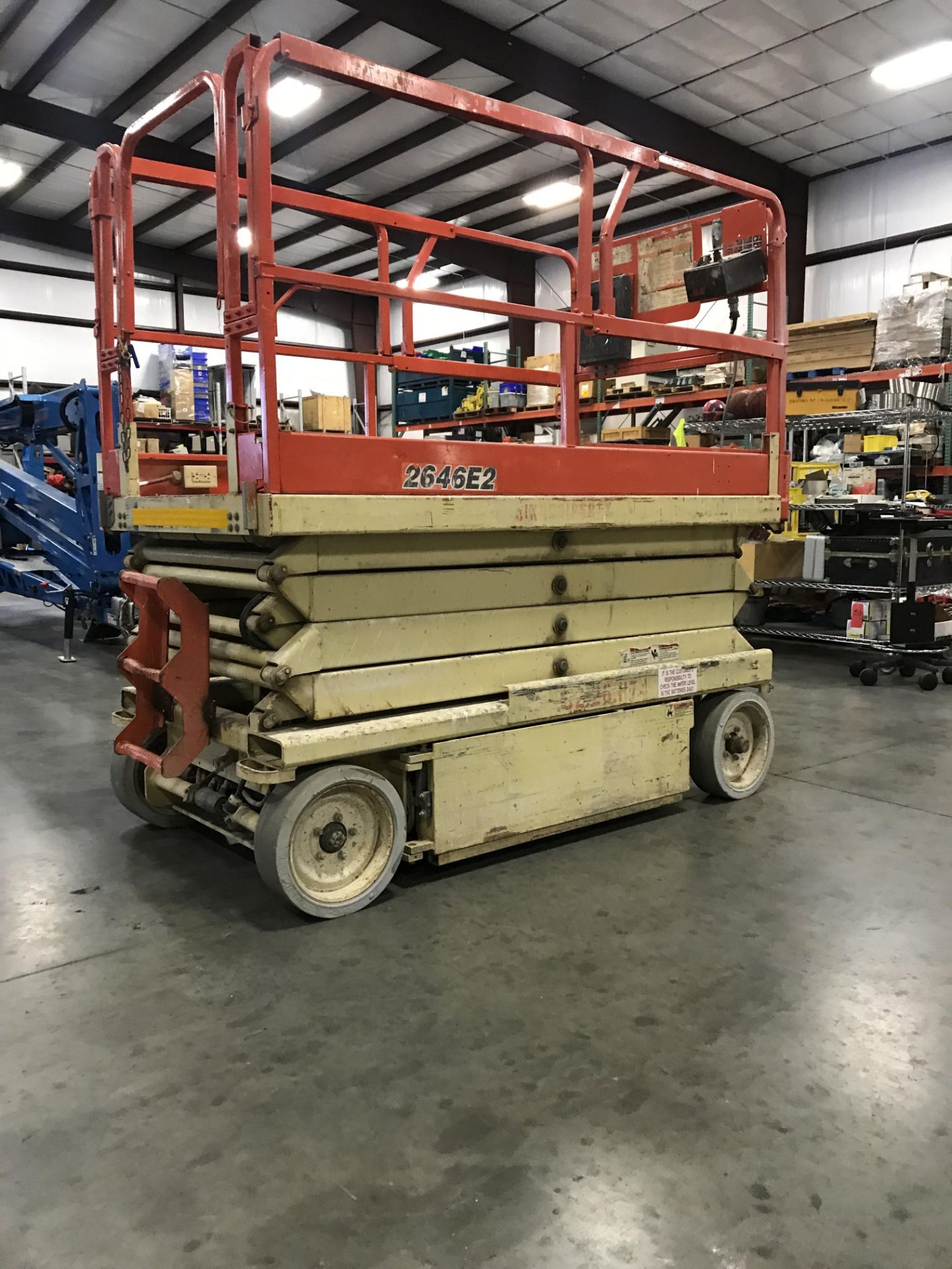 JLG 2646E2 ELECTRIC SCISSOR LIFT, BUILT IN BATTERY CHARGER, 483 HOURS SHOWING - Image 2 of 6