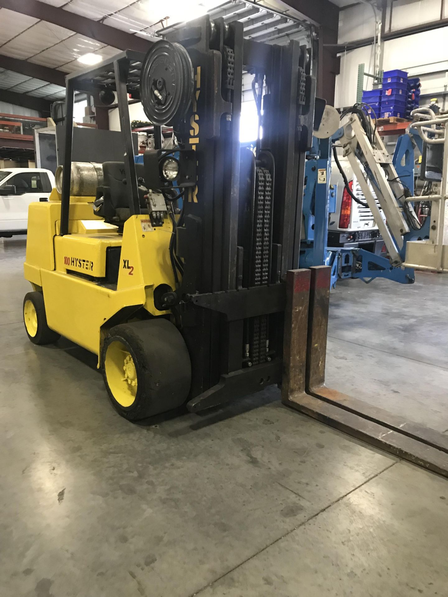 HYSTER LP FORKLIFT, 10,000 LB CAP. TANK NOT INCLUDED, NEW BATTERY, RUNS - Image 2 of 5