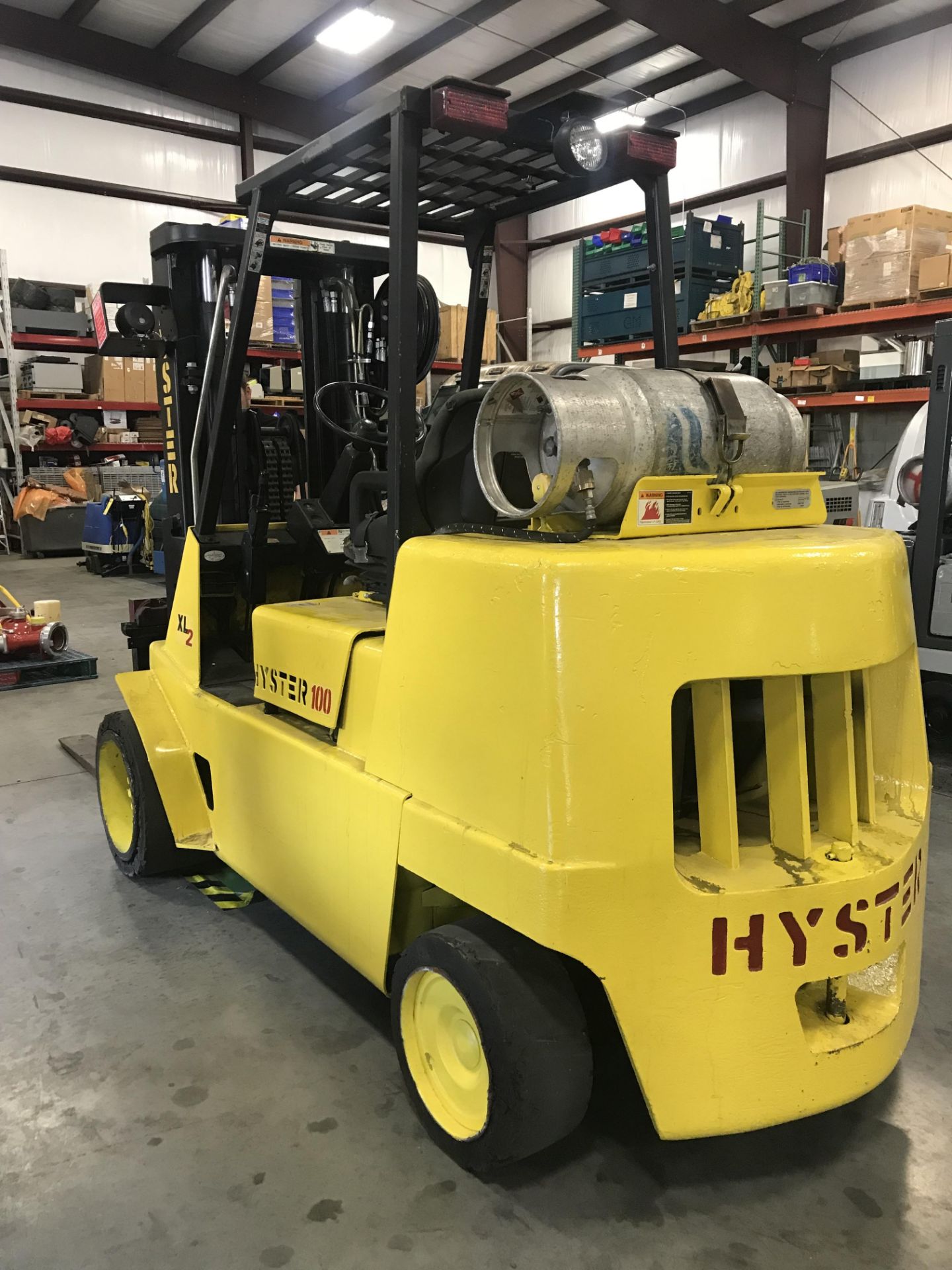 HYSTER LP FORKLIFT, 10,000 LB CAP. TANK NOT INCLUDED, NEW BATTERY, RUNS - Image 4 of 5