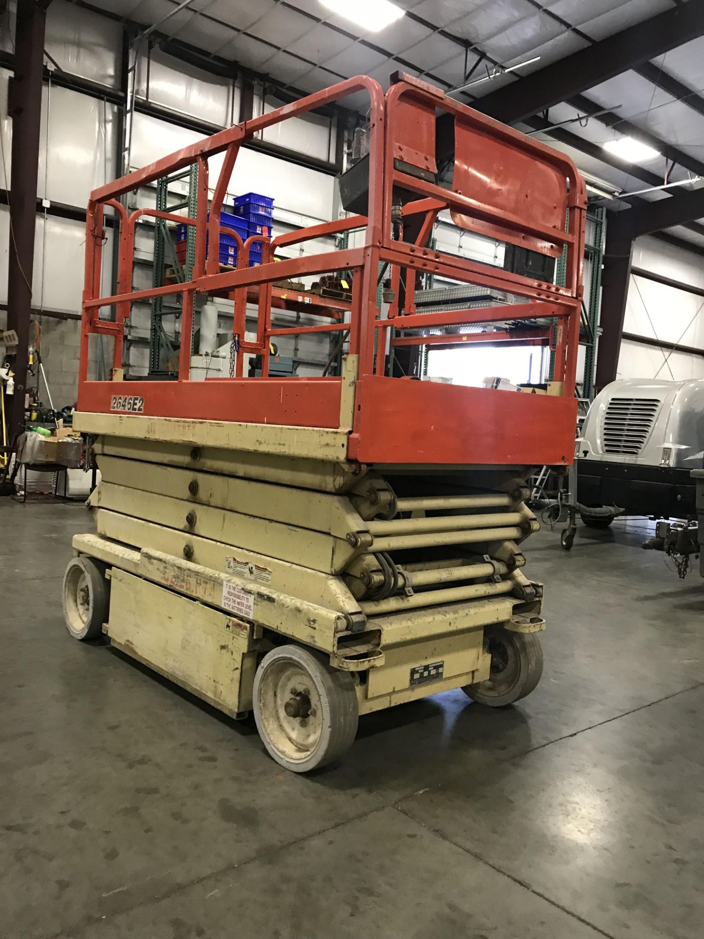 JLG 2646E2 ELECTRIC SCISSOR LIFT, BUILT IN BATTERY CHARGER, 483 HOURS SHOWING - Image 5 of 6