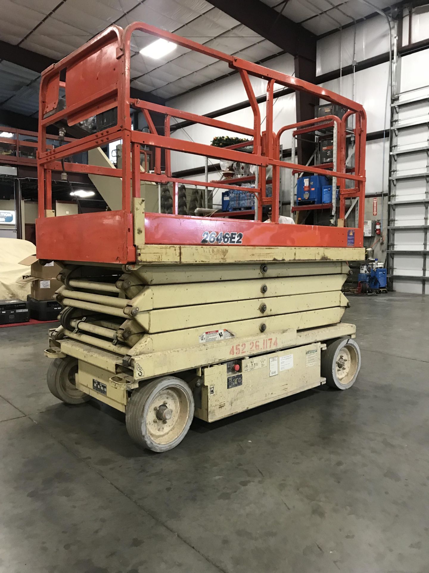 JLG 2646E2 ELECTRIC SCISSOR LIFT, BUILT IN BATTERY CHARGER, 483 HOURS SHOWING - Image 4 of 6