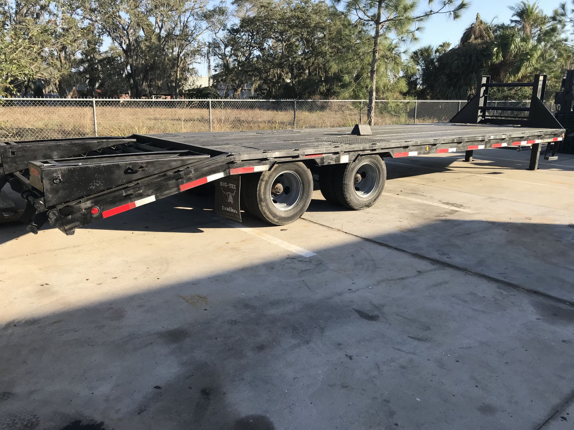 2006 10 TON BIG-TEX FLAT BED EQUIPMENT TRAILER W/ RAMPS, 24' DECK, 5' DOVE TAIL - Image 3 of 5