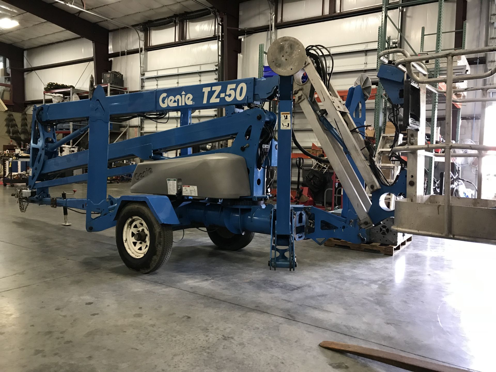 2006 GENIE TZ50 TRAILER MOUNTED BOOM LIFT, ELECTRIC POWERED, 50' PLATFORM HEIGHT, 500LB LIFT CAP., - Image 6 of 9