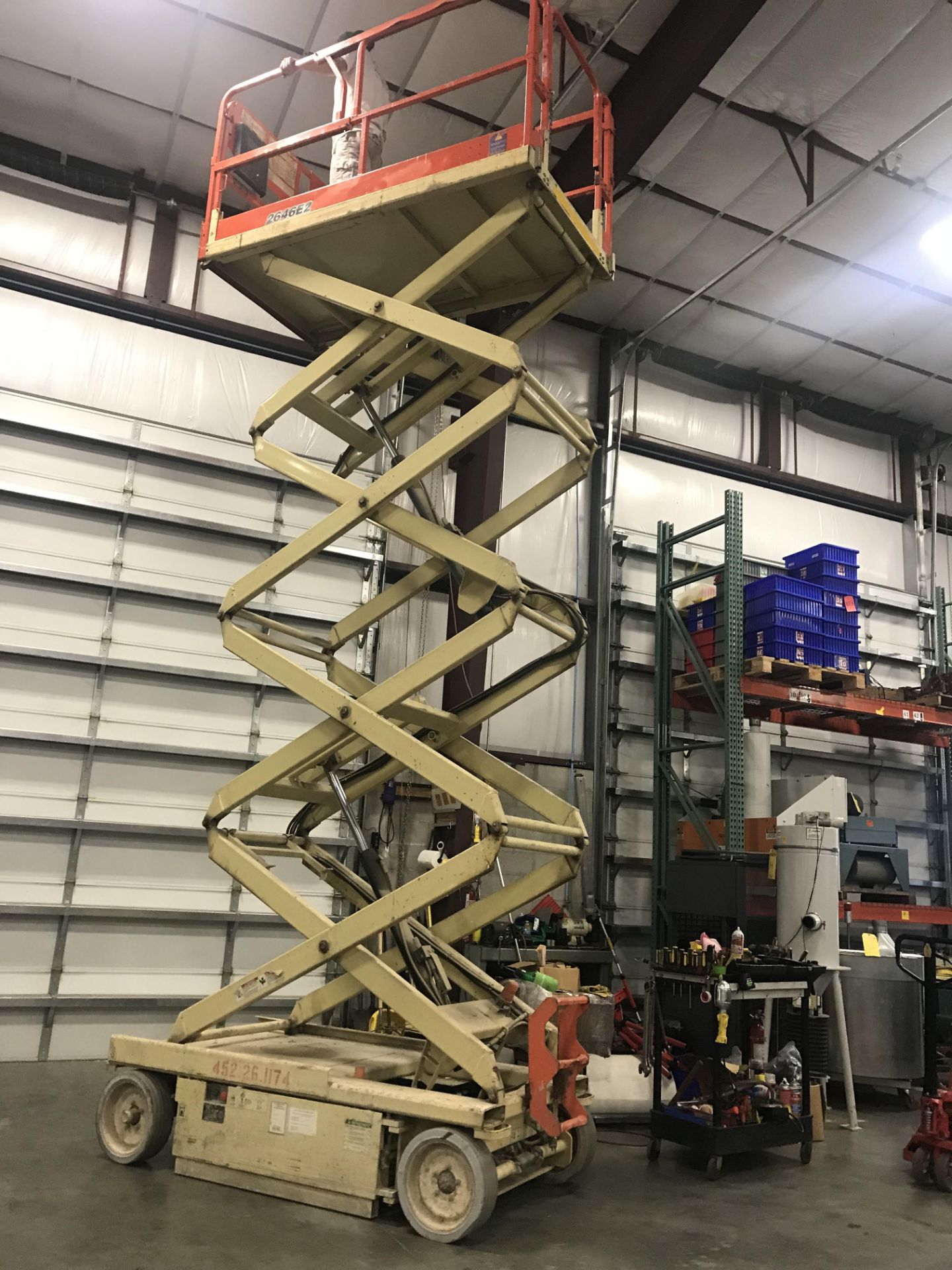 JLG 2646E2 ELECTRIC SCISSOR LIFT, BUILT IN BATTERY CHARGER, 483 HOURS SHOWING