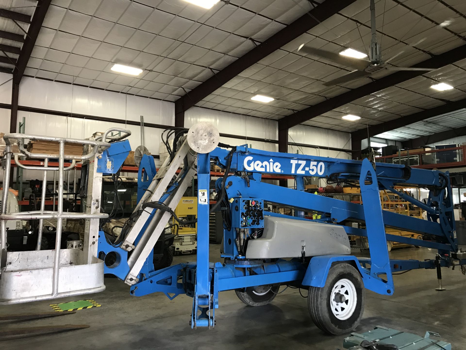 2006 GENIE TZ50 TRAILER MOUNTED BOOM LIFT, ELECTRIC POWERED, 50' PLATFORM HEIGHT, 500LB LIFT CAP., - Image 9 of 9