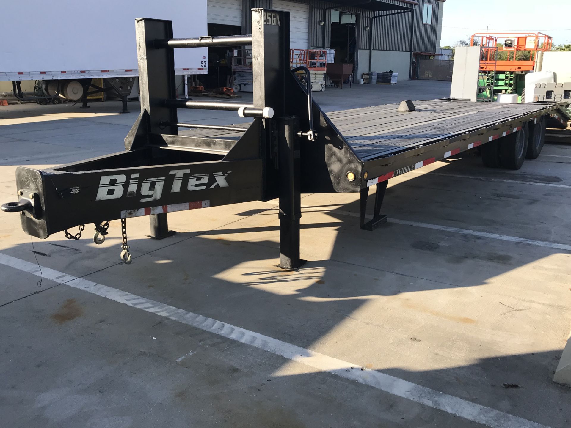 2006 10 TON BIG-TEX FLAT BED EQUIPMENT TRAILER W/ RAMPS, 24' DECK, 5' DOVE TAIL - Image 2 of 5