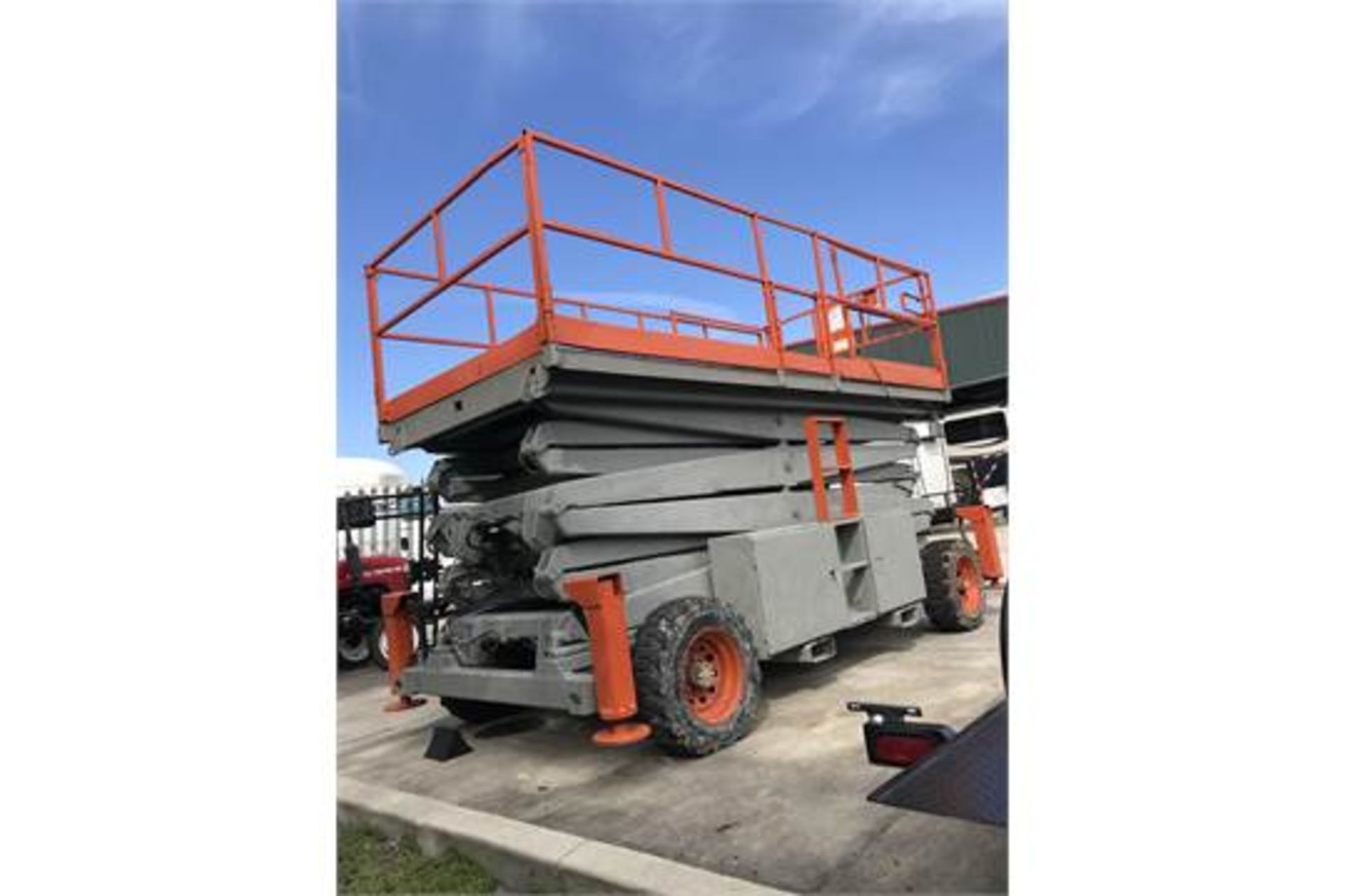 SKYJACK SCISSOR LIFT, 50' HEIGHT CAP, ROUGH TERRAIN TIRES, 1,704 HOURS SHOWING, DUAL FUEL - Image 4 of 5