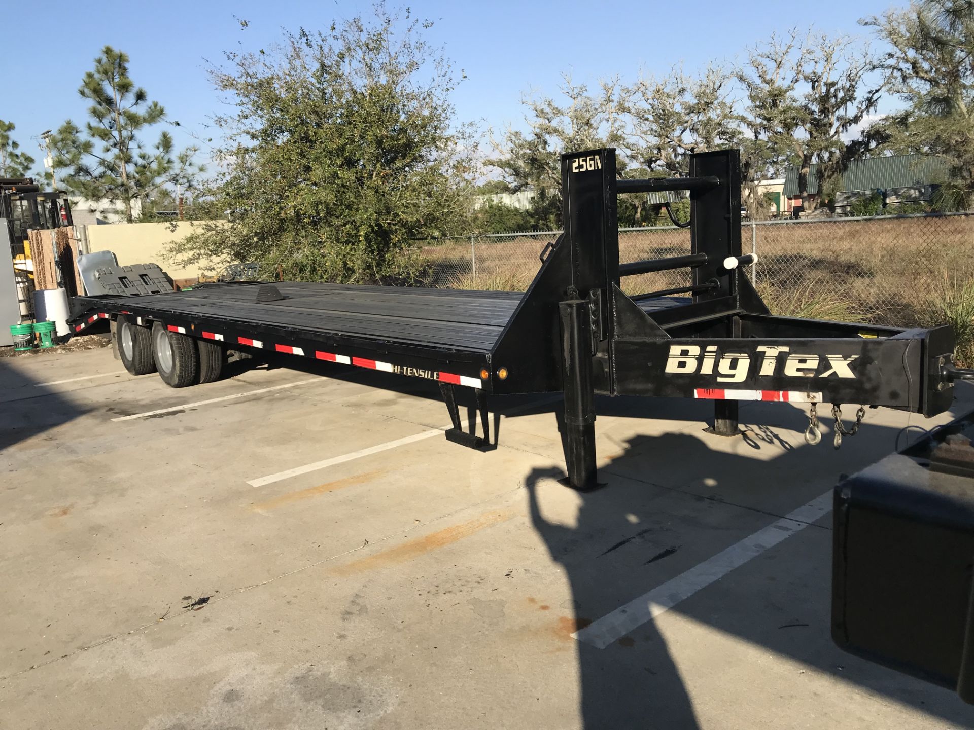 2006 10 TON BIG-TEX FLAT BED EQUIPMENT TRAILER W/ RAMPS, 24' DECK, 5' DOVE TAIL