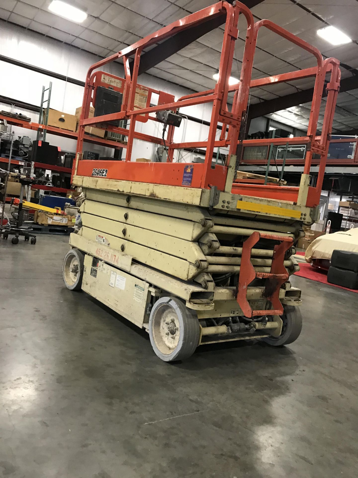JLG 2646E2 ELECTRIC SCISSOR LIFT, BUILT IN BATTERY CHARGER, 483 HOURS SHOWING - Image 3 of 6