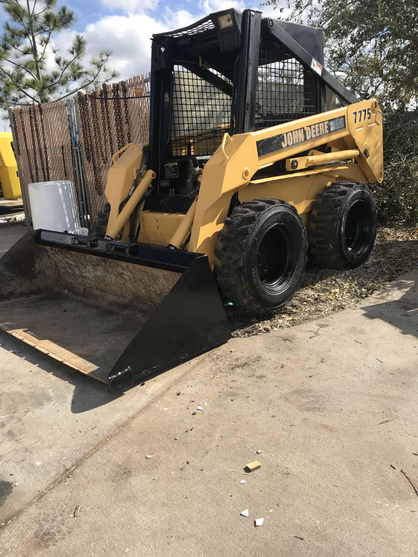 JOHN DEERE 7775 SKID STEER. JOHN DEERE DIESEL ENGINE, AUX. HYDRAULICS, MECHANICAL QUICK COUPLER - Image 2 of 4