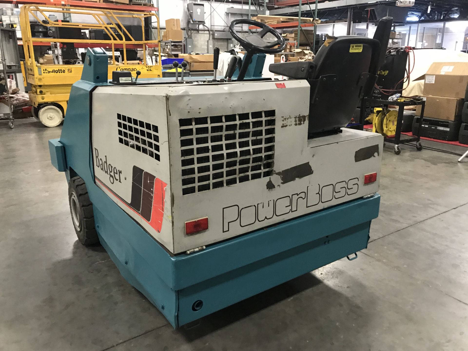 POWER BOSS SW/62 INDUSTRIAL FLOOR SWEEPER - Image 2 of 5