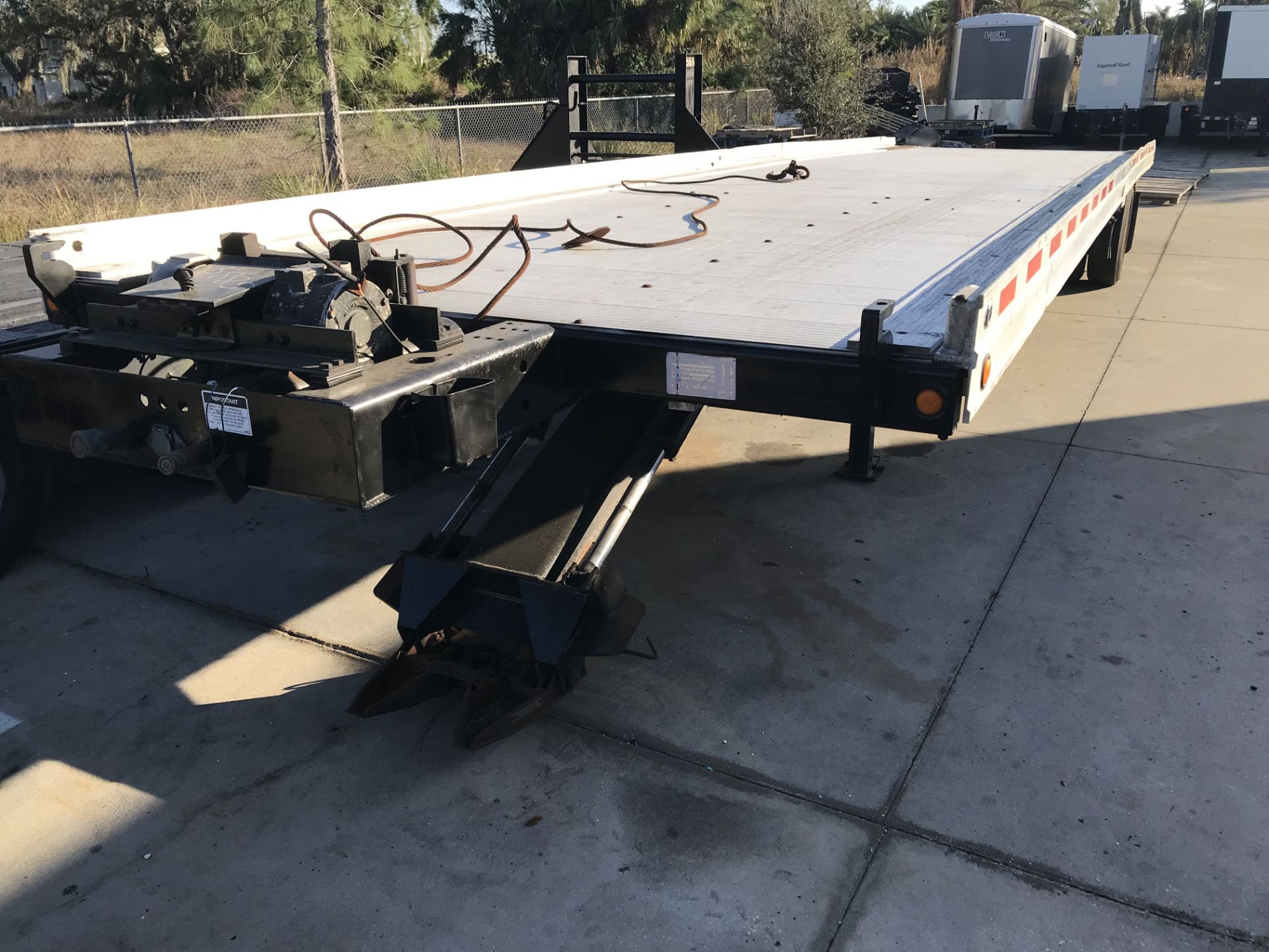 LANDOLL 341 ALUMINUM ROLL-BACK TRAILER, 34', HYDRAULIC WINCH, 15,000 LB TOTAL WEIGHT CAP. - Image 2 of 8