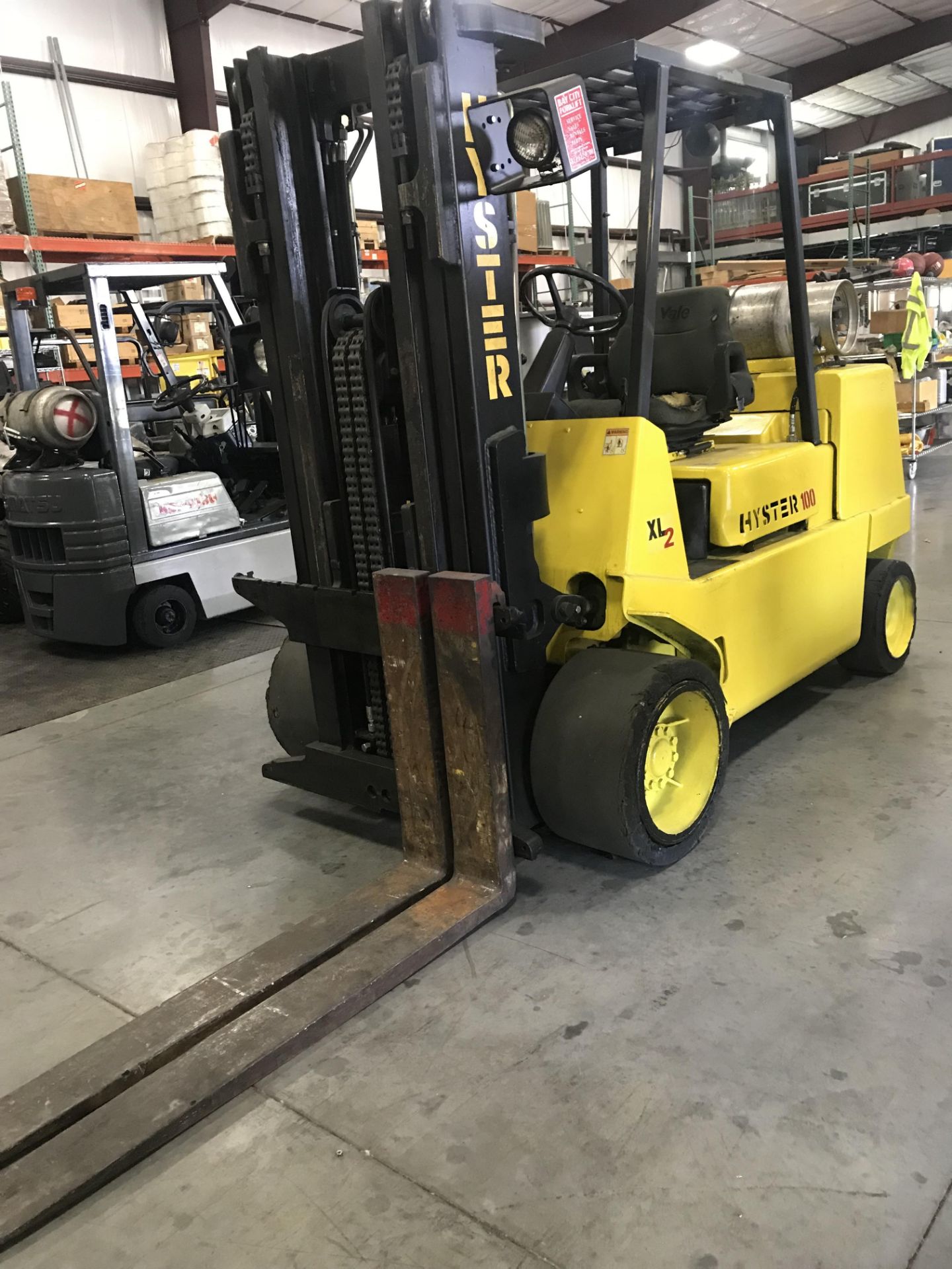 HYSTER LP FORKLIFT, 10,000 LB CAP. TANK NOT INCLUDED, NEW BATTERY, RUNS