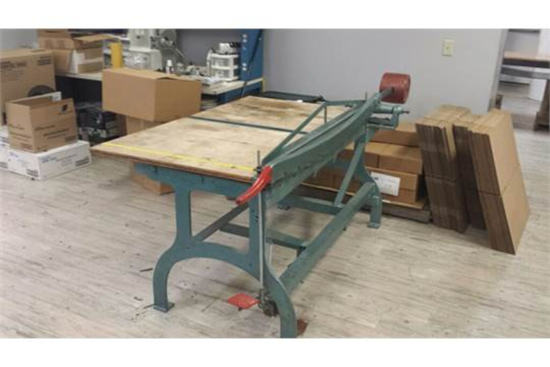 60" GUILLOTINE CUTTER W/MATERIAL LOCKDOWN PEDAL FOR PRECISE CUTTING