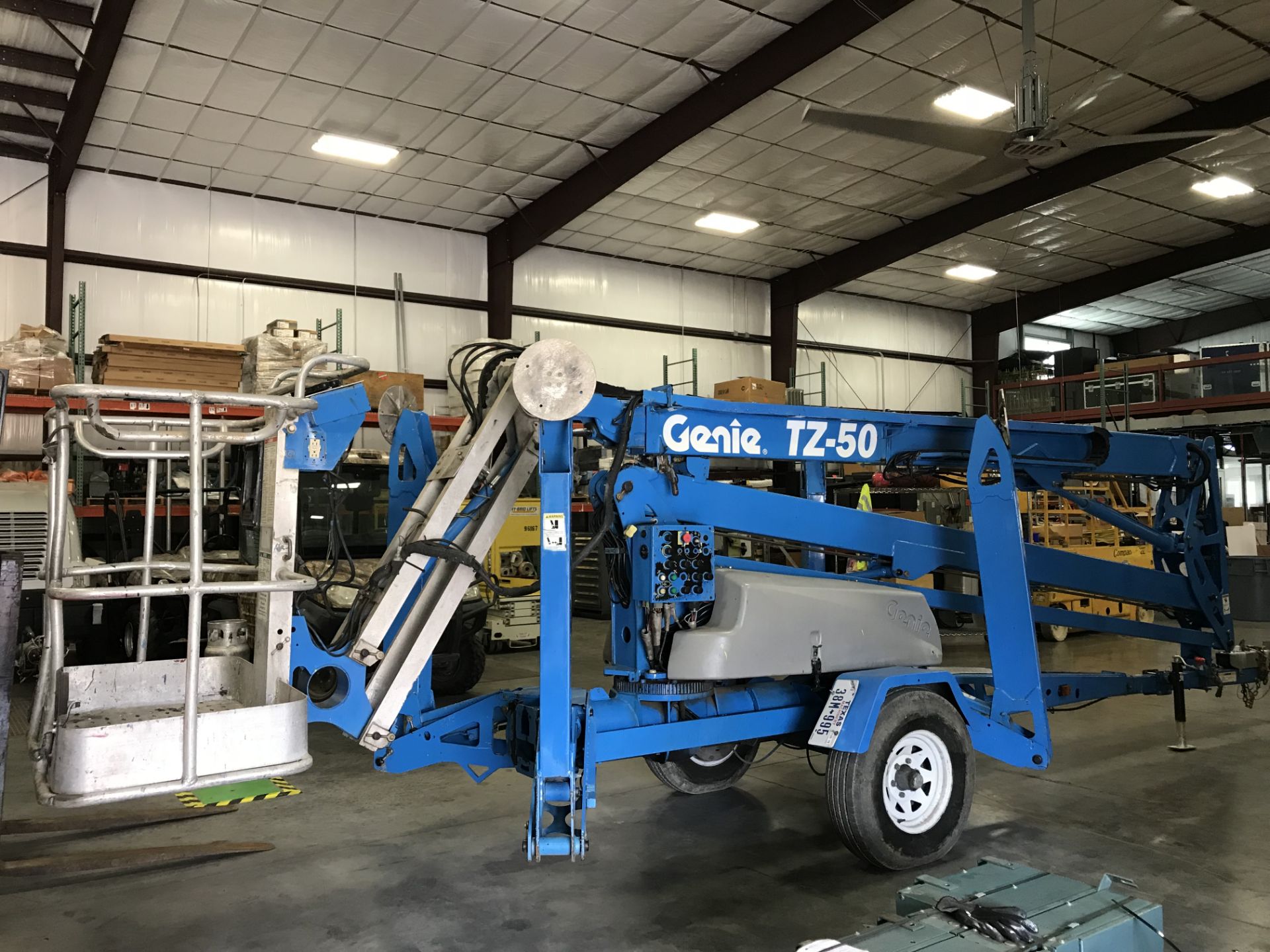 2006 GENIE TZ50 TRAILER MOUNTED BOOM LIFT, ELECTRIC POWERED, 50' PLATFORM HEIGHT, 500LB LIFT CAP.,