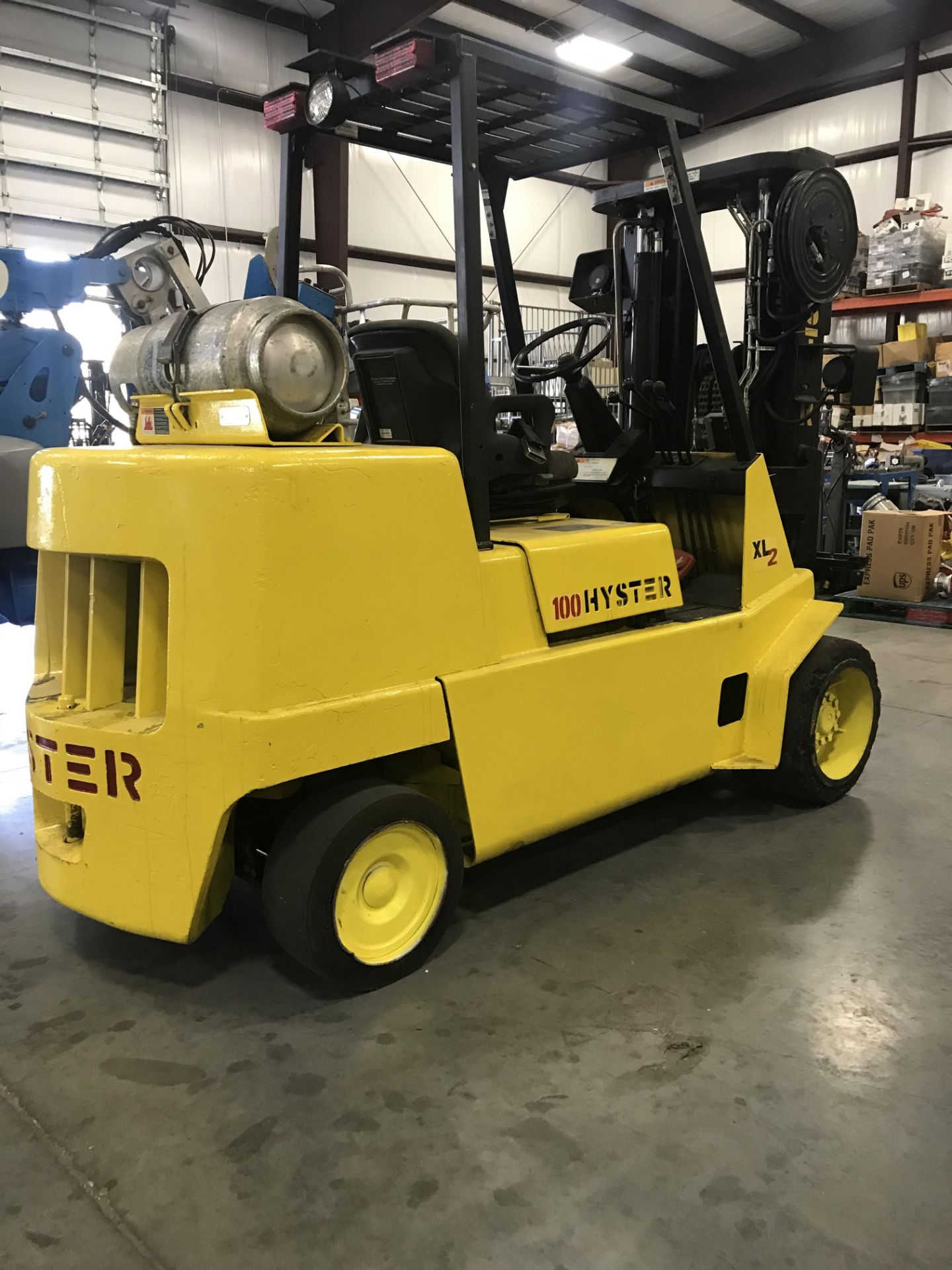 HYSTER LP FORKLIFT, 10,000 LB CAP. TANK NOT INCLUDED, NEW BATTERY, RUNS - Image 3 of 5