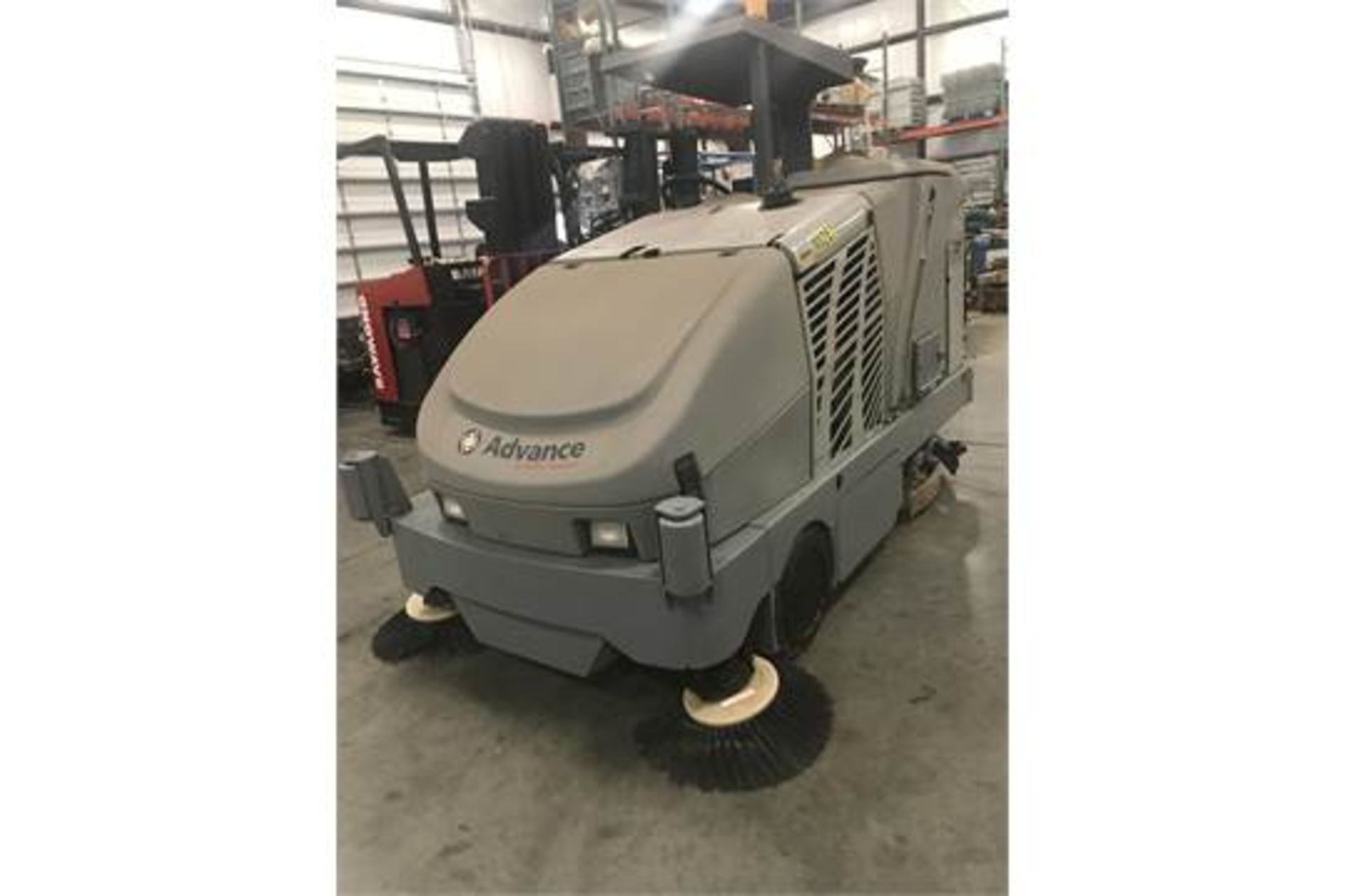 NILFISK-ADVANCE CAPTOR 4800 LP COMBO SWEEPER/SCRUBBER - Image 4 of 8