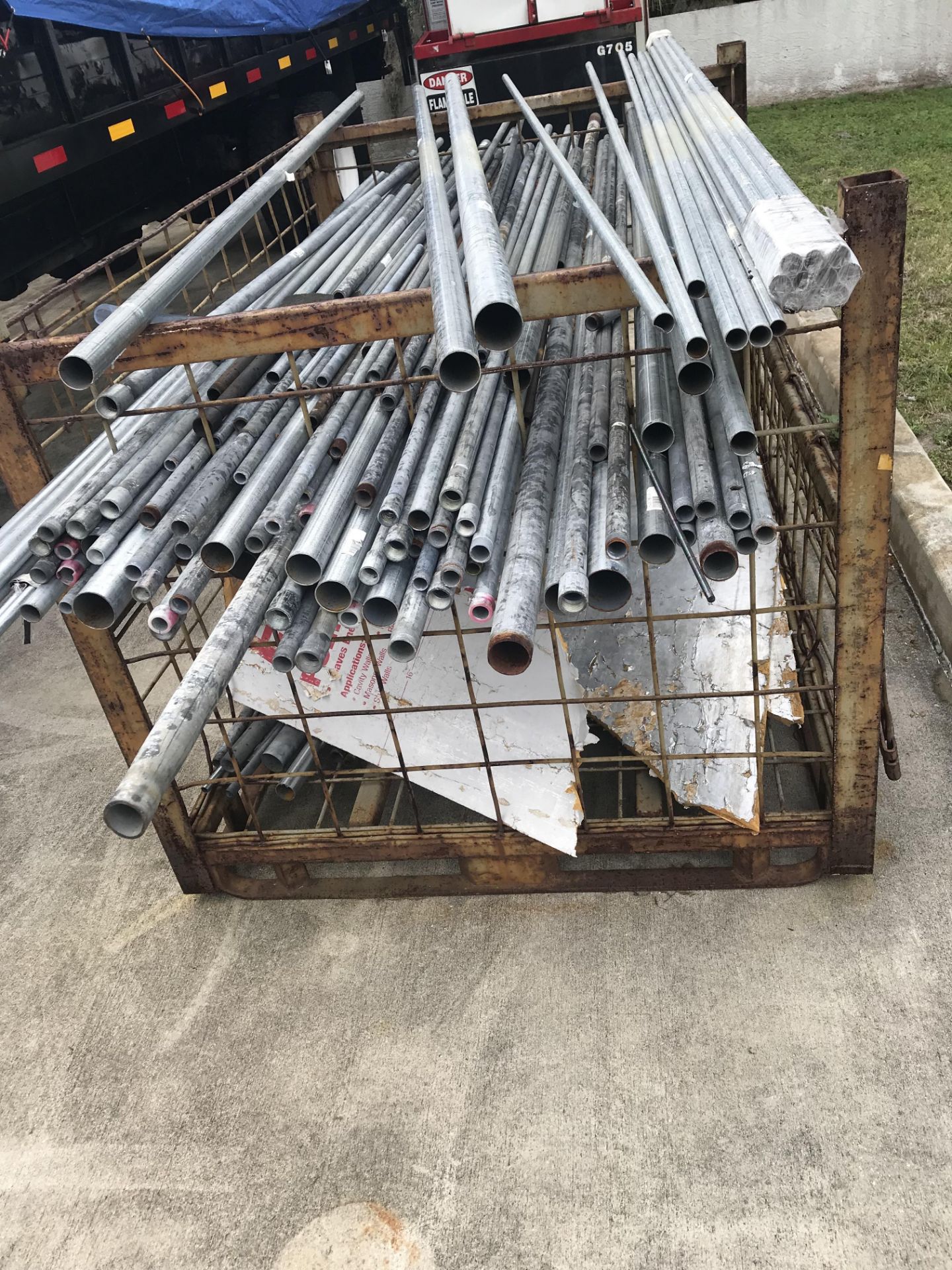 METAL RACK WITH PIPE