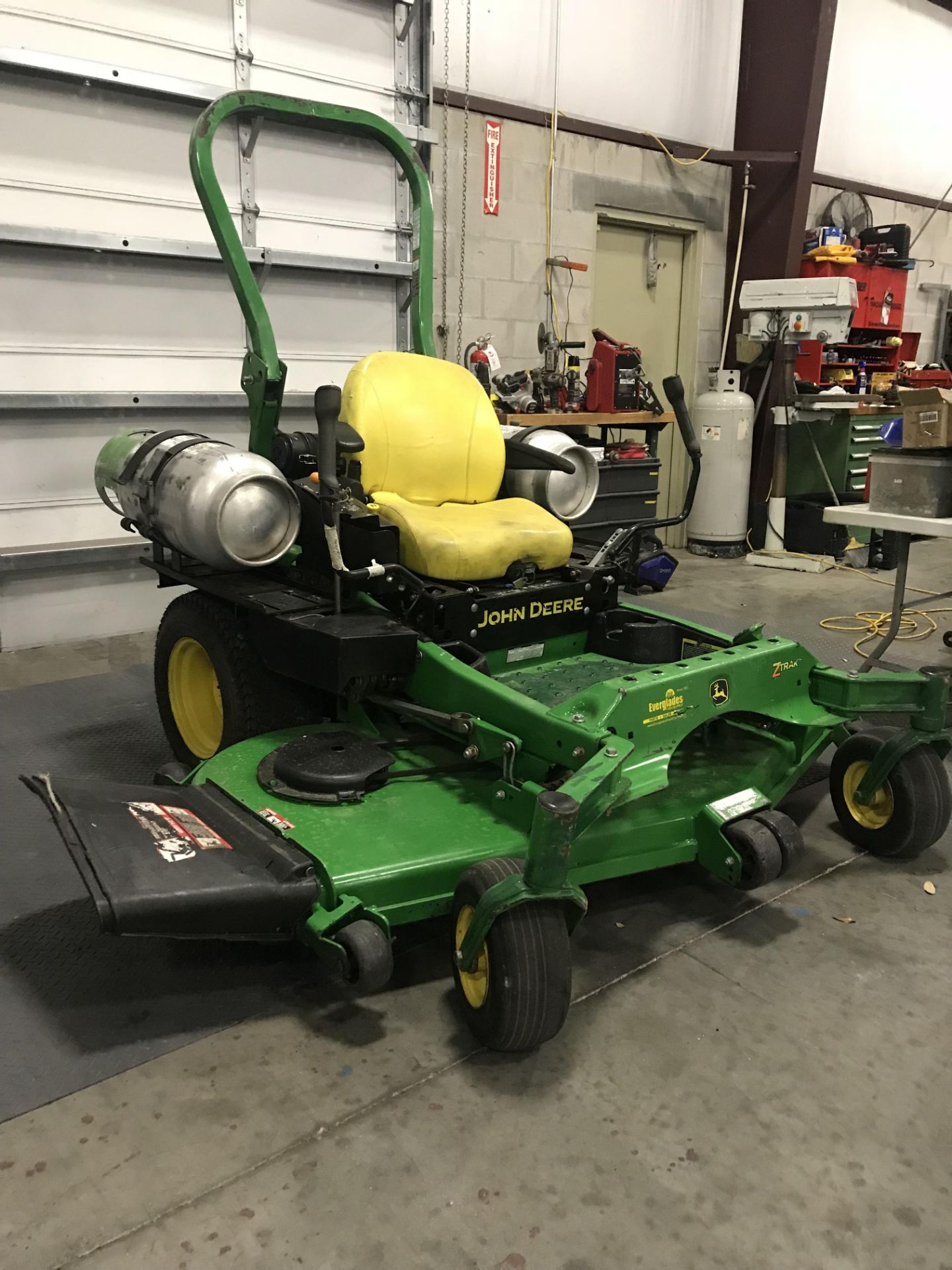 JOHN DEERE LP 72" COMMERCIAL ZTRAK MOWER - Image 2 of 6