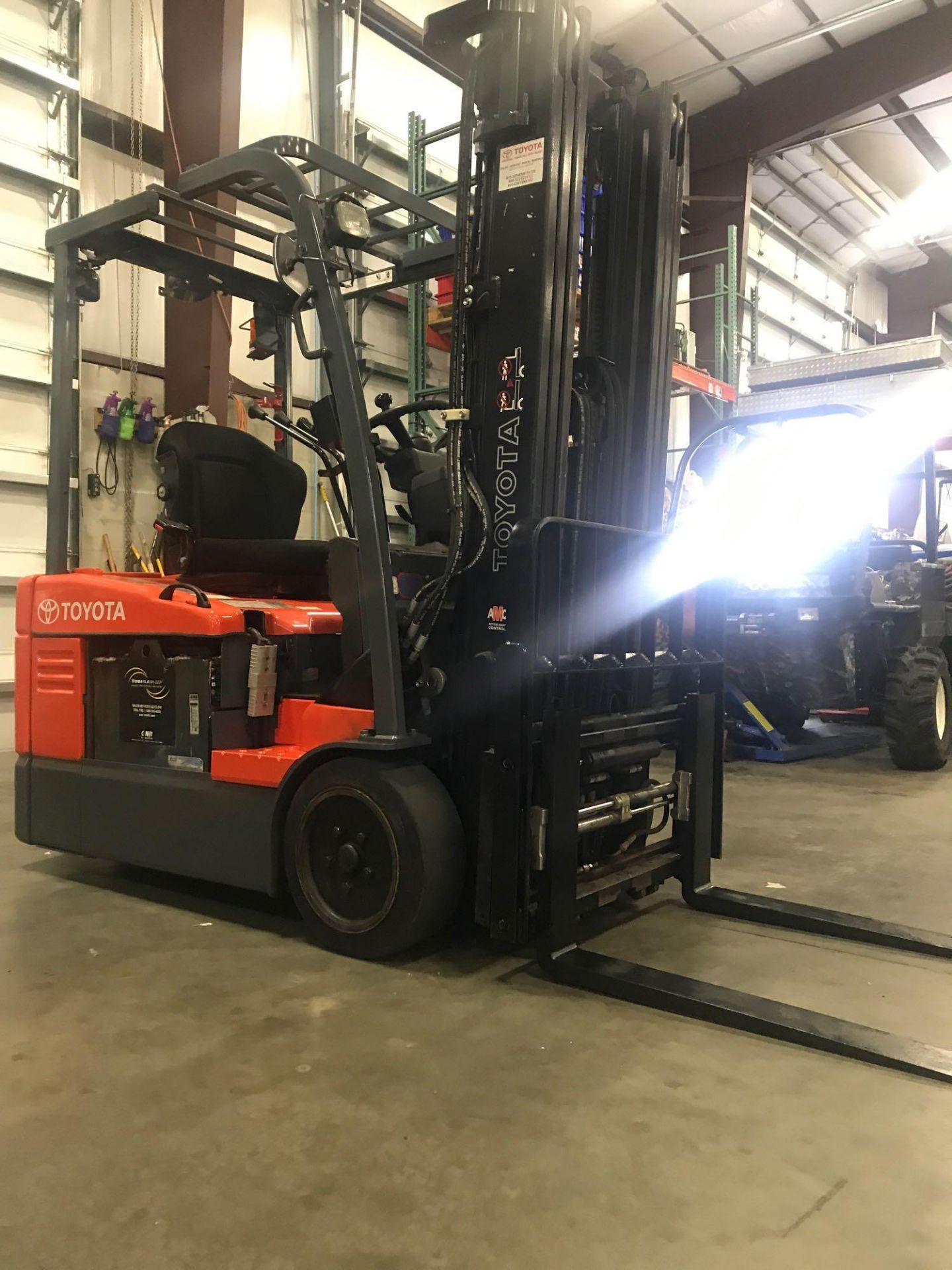 2013 TOYOTA 7FBEU15 ELECTRIC FORKLIFT, 3,000 LB LIFT CAPACITY, TILT, SIDE SHIFT, HYDRAULIC FORK POSI - Image 4 of 9