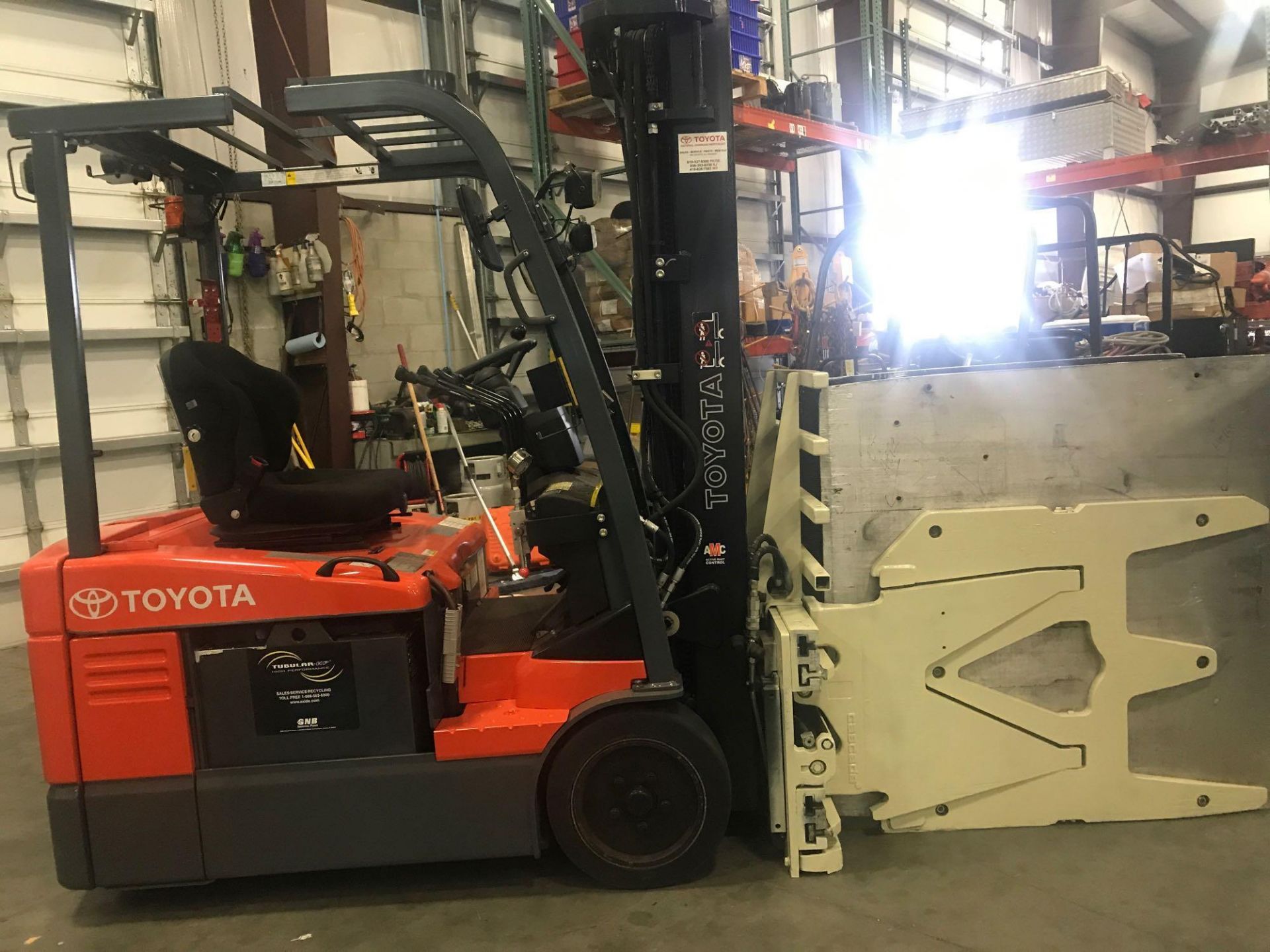 2013 TOYOTA 7FBEU15 ELECTRIC FORKLIFT, 3,000 LB LIFT CAPACITY, CLAMP ATTACHMENT - Image 5 of 13