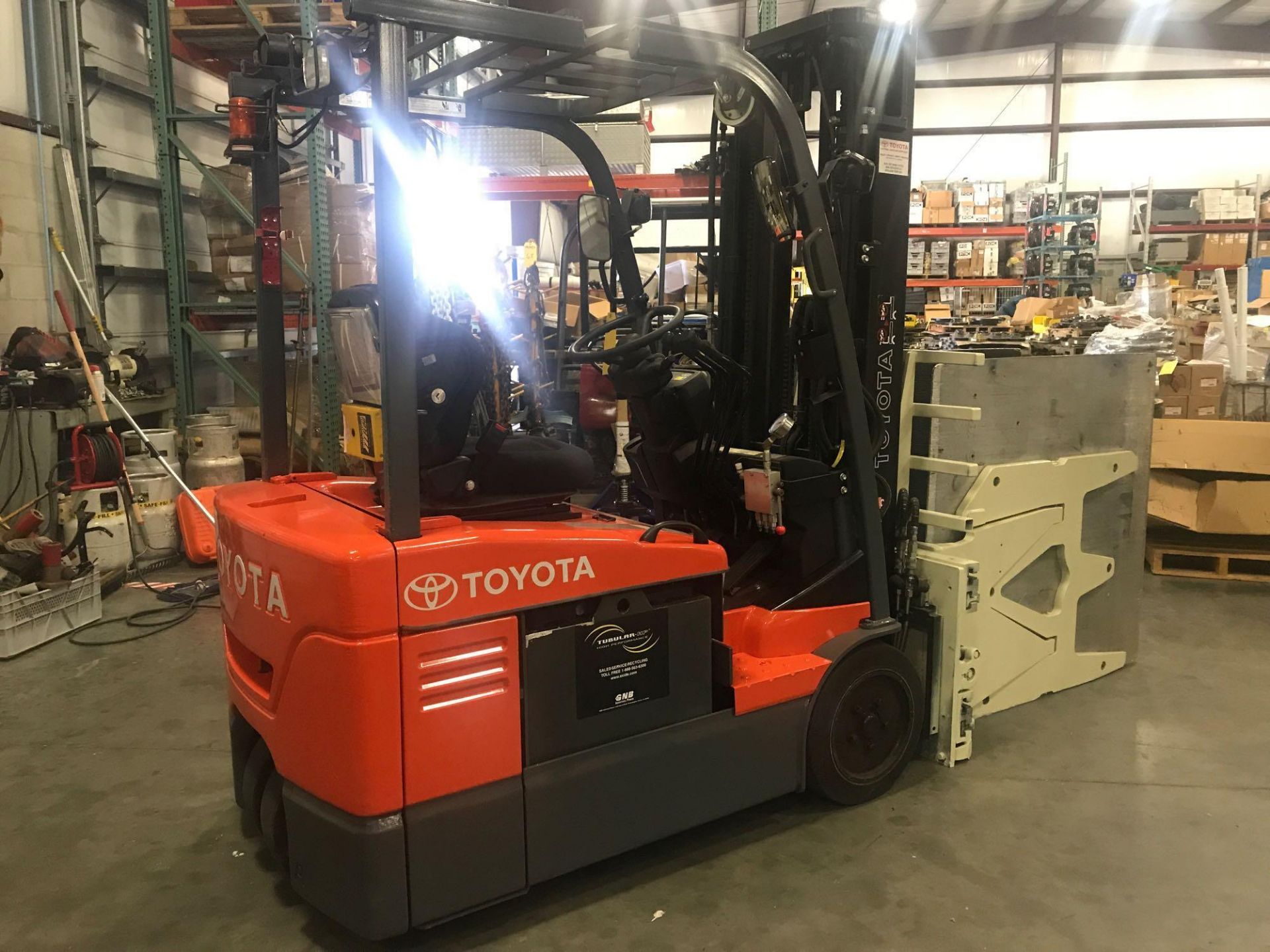 2013 TOYOTA 7FBEU15 ELECTRIC FORKLIFT, 3,000 LB LIFT CAPACITY, CLAMP ATTACHMENT - Image 4 of 13