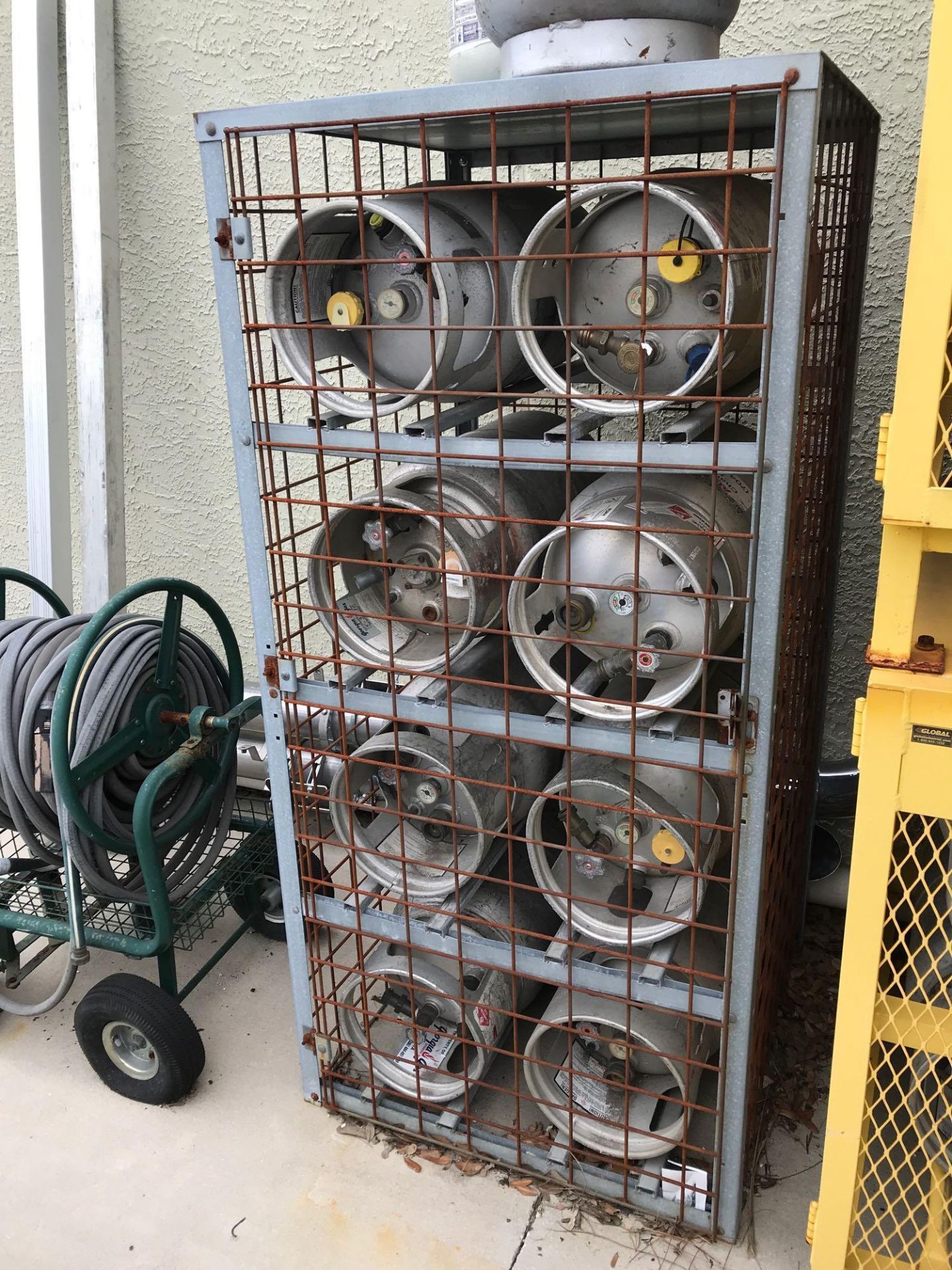 ALUMINUM & STEEL LP GAS TANKS WITH CAGE