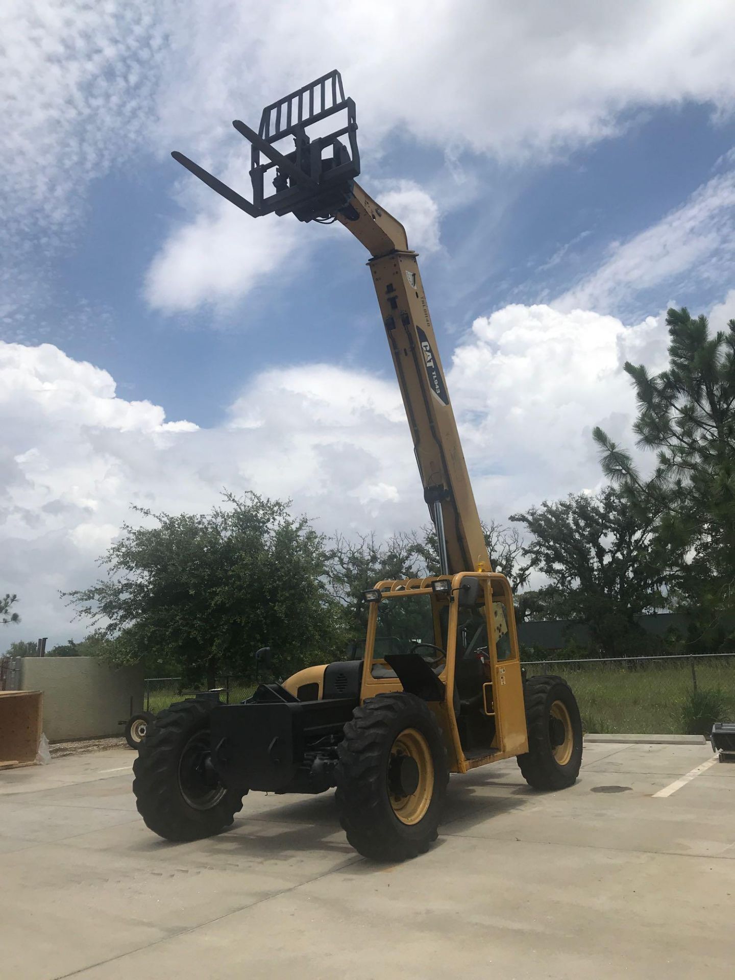 2008 CATERPILLAR TL943 ROUGH TERRAIN TELEHANDLER, 9,000 LB LIFT CAPACITY, 43' REACH