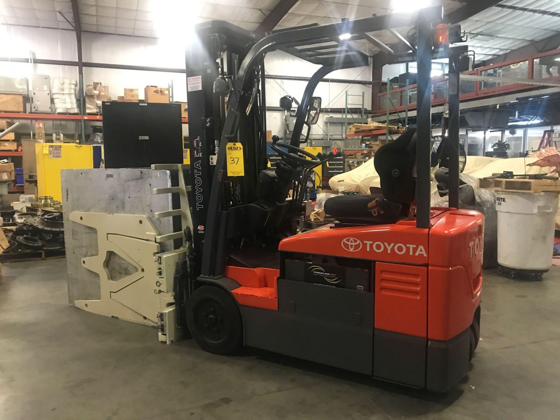 2013 TOYOTA 7FBEU15 ELECTRIC FORKLIFT, 3,000 LB LIFT CAPACITY, CLAMP ATTACHMENT - Image 2 of 13