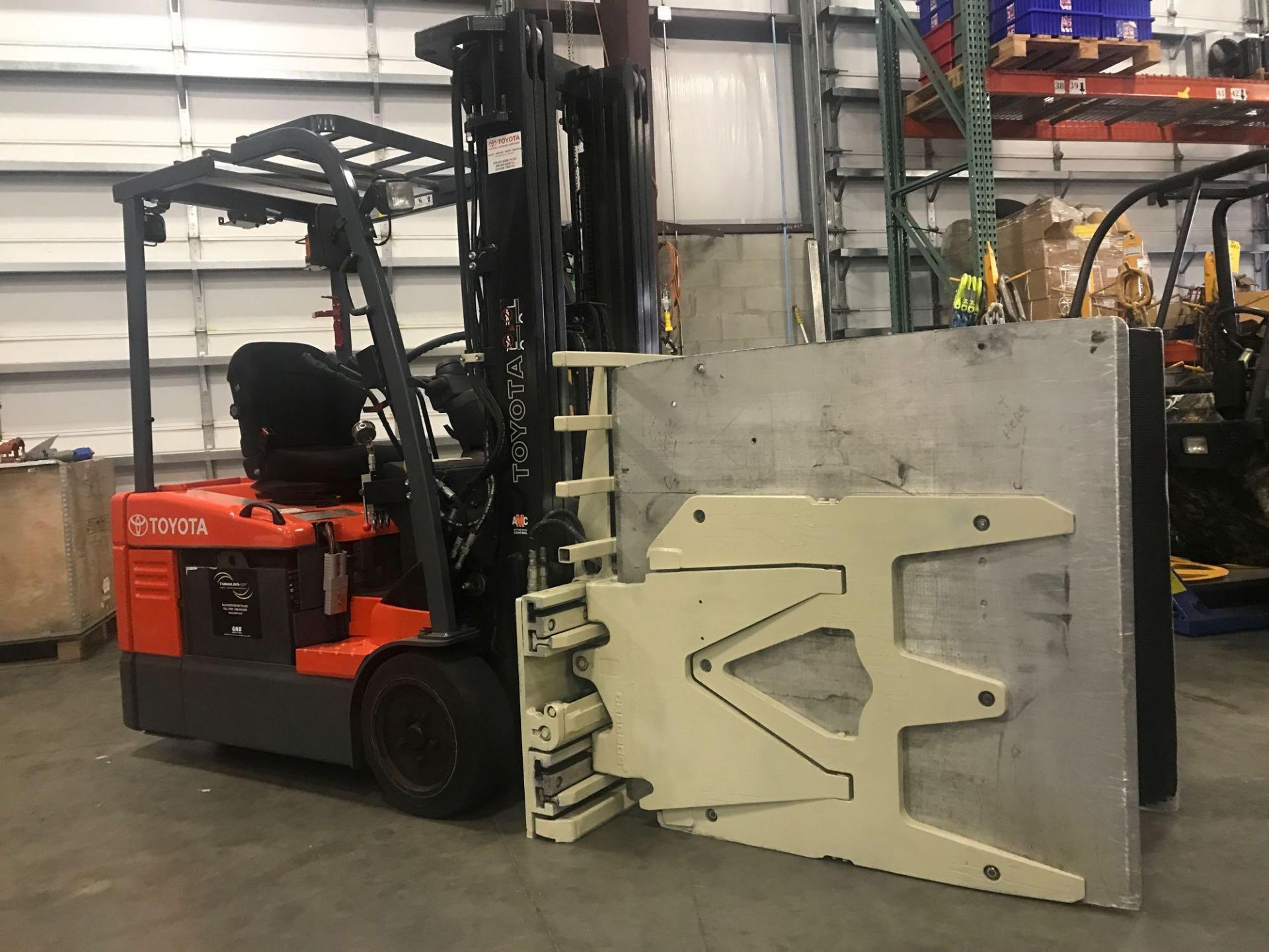 2013 TOYOTA 7FBEU15 ELECTRIC FORKLIFT, 3,000 LB LIFT CAPACITY, CLAMP ATTACHMENT