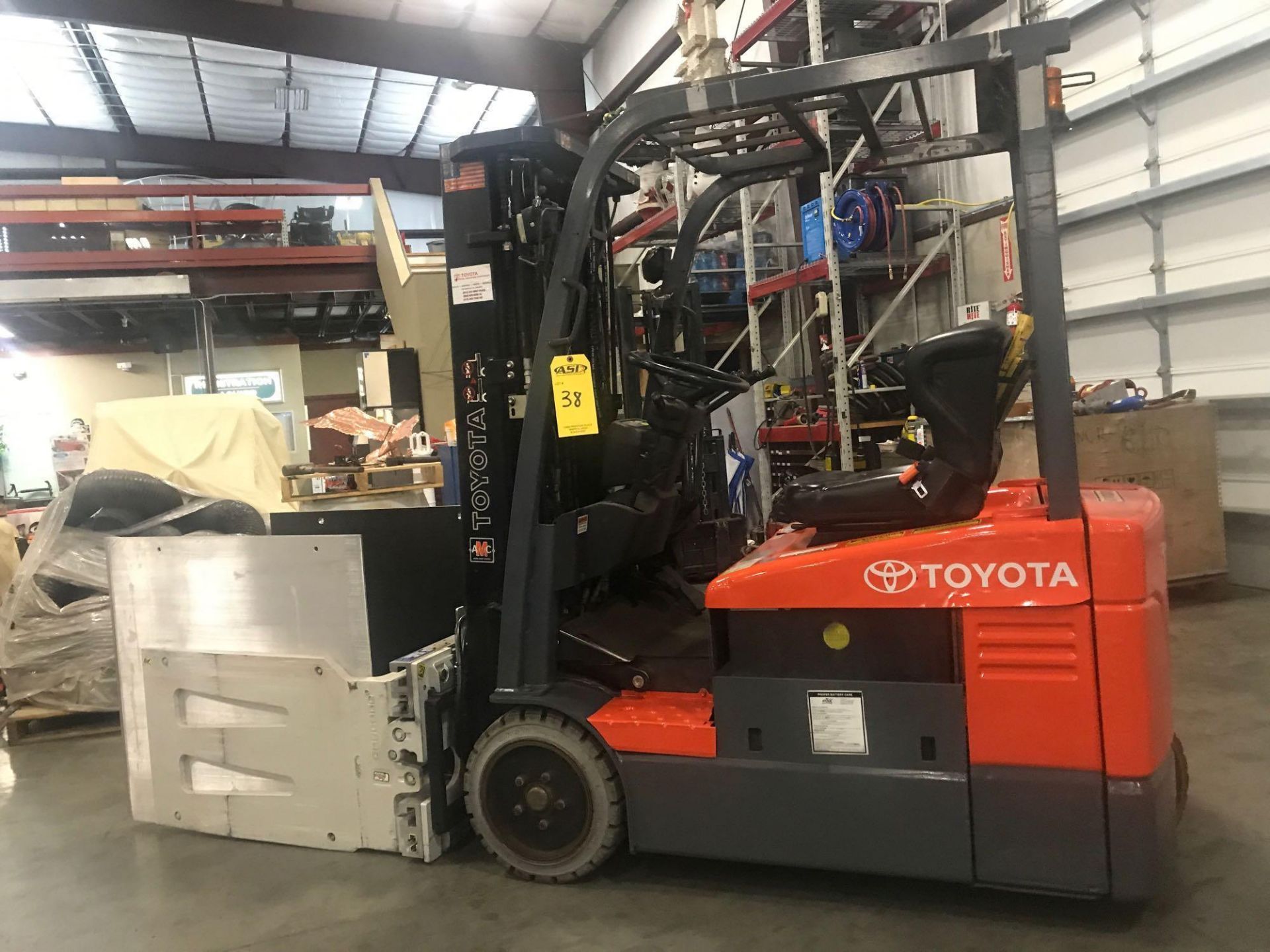 TOYOTA 7FBEU15 ELECTRIC FORKLIFT, 3,000 LB LIFT CAPACITY, CLAMP ATTACHMENT