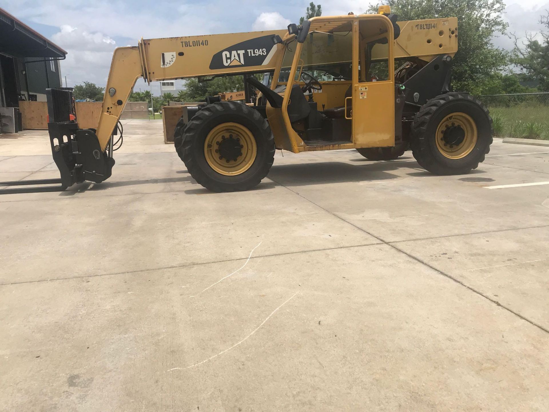 2008 CATERPILLAR TL943 ROUGH TERRAIN TELEHANDLER, 9,000 LB LIFT CAPACITY, 43' REACH - Image 4 of 11