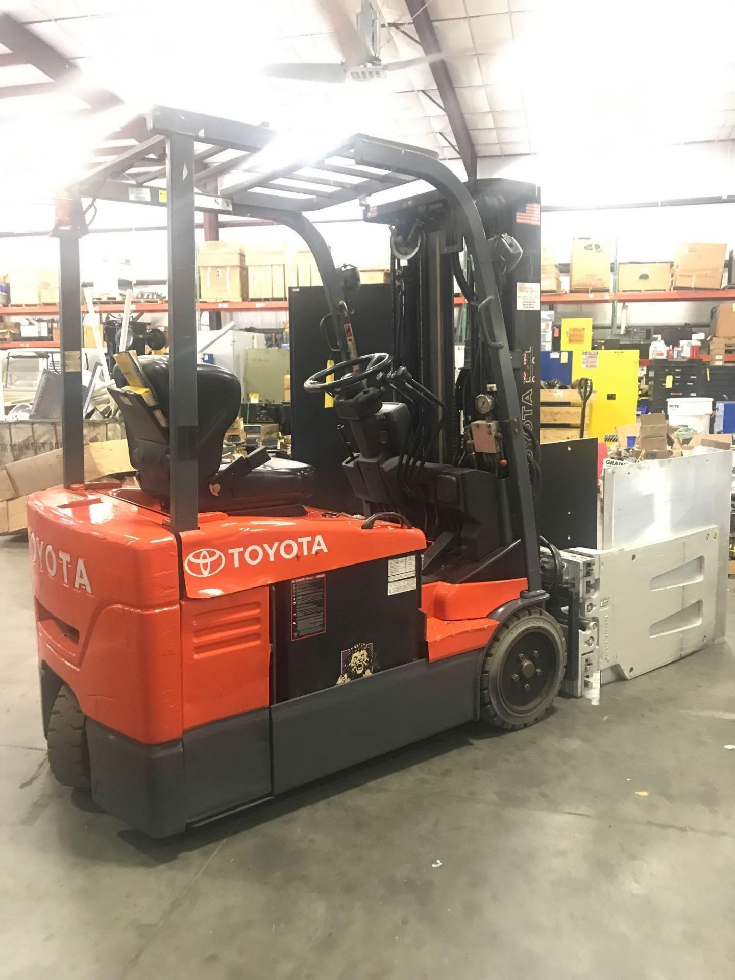 TOYOTA 7FBEU15 ELECTRIC FORKLIFT, 3,000 LB LIFT CAPACITY, CLAMP ATTACHMENT - Image 3 of 15