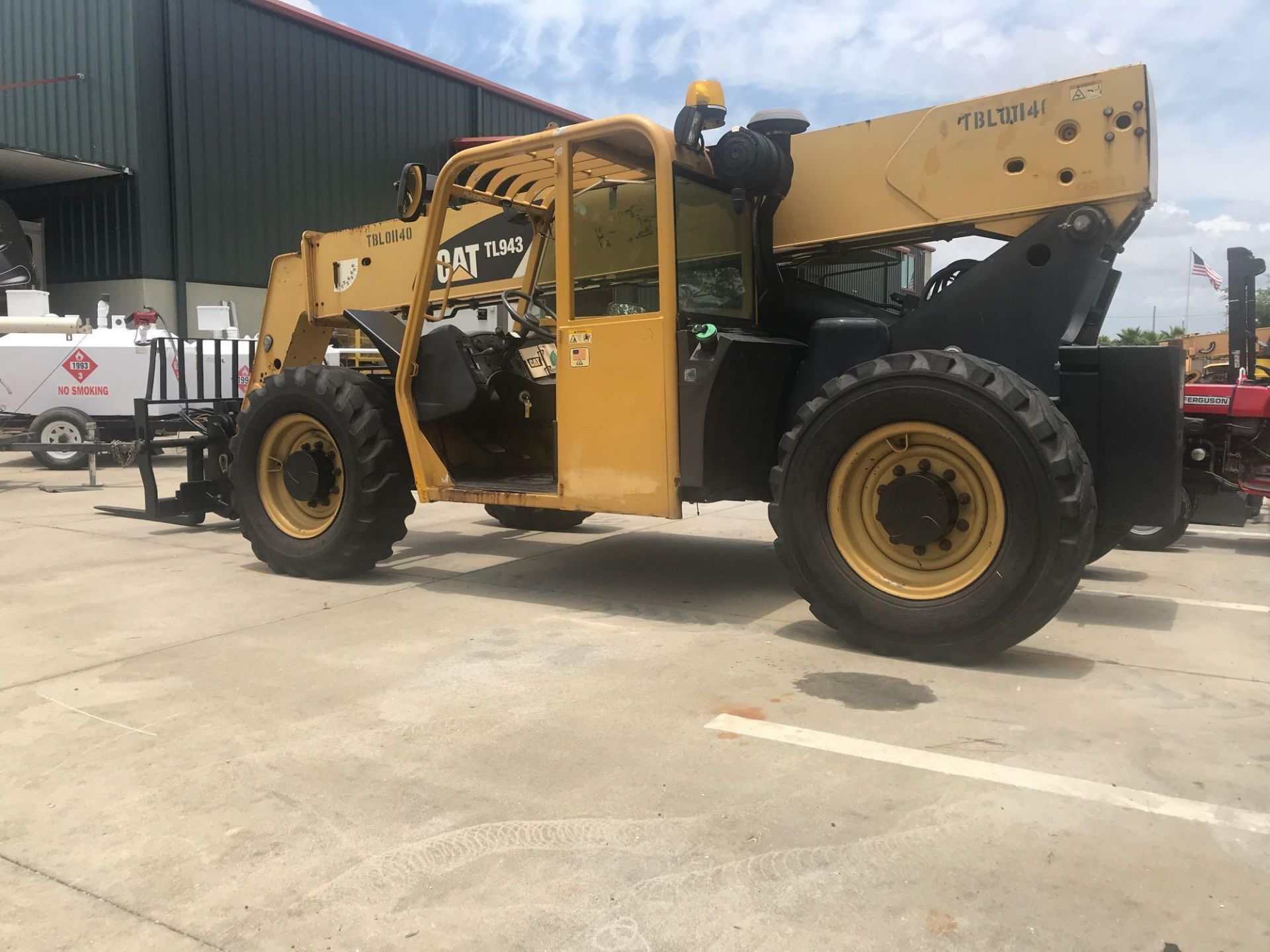 2008 CATERPILLAR TL943 ROUGH TERRAIN TELEHANDLER, 9,000 LB LIFT CAPACITY, 43' REACH - Image 5 of 11