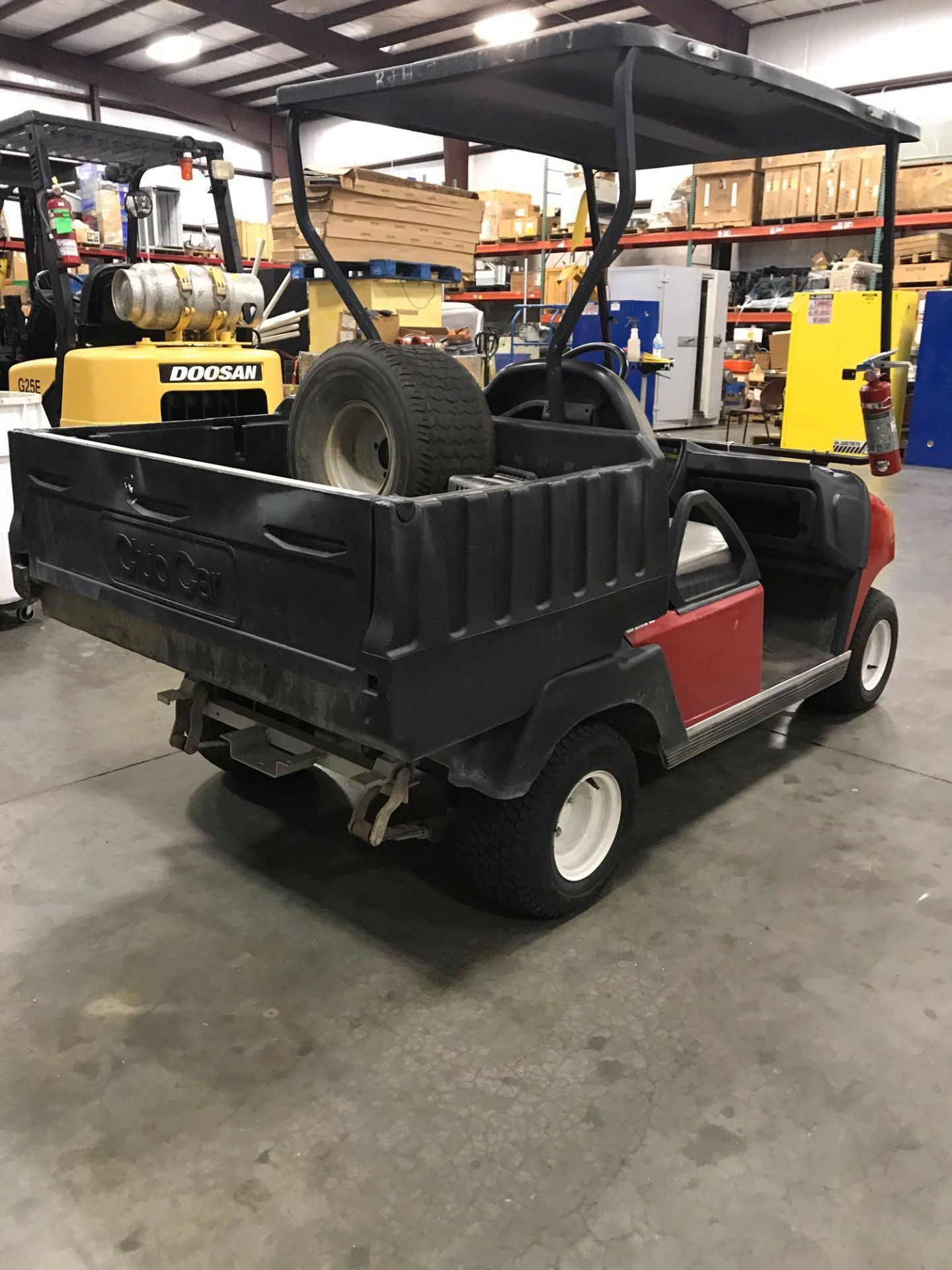 CLUB CAR ELECTRIC GOLF CART, BATTERY CHARGER INCLUDED - Image 3 of 5