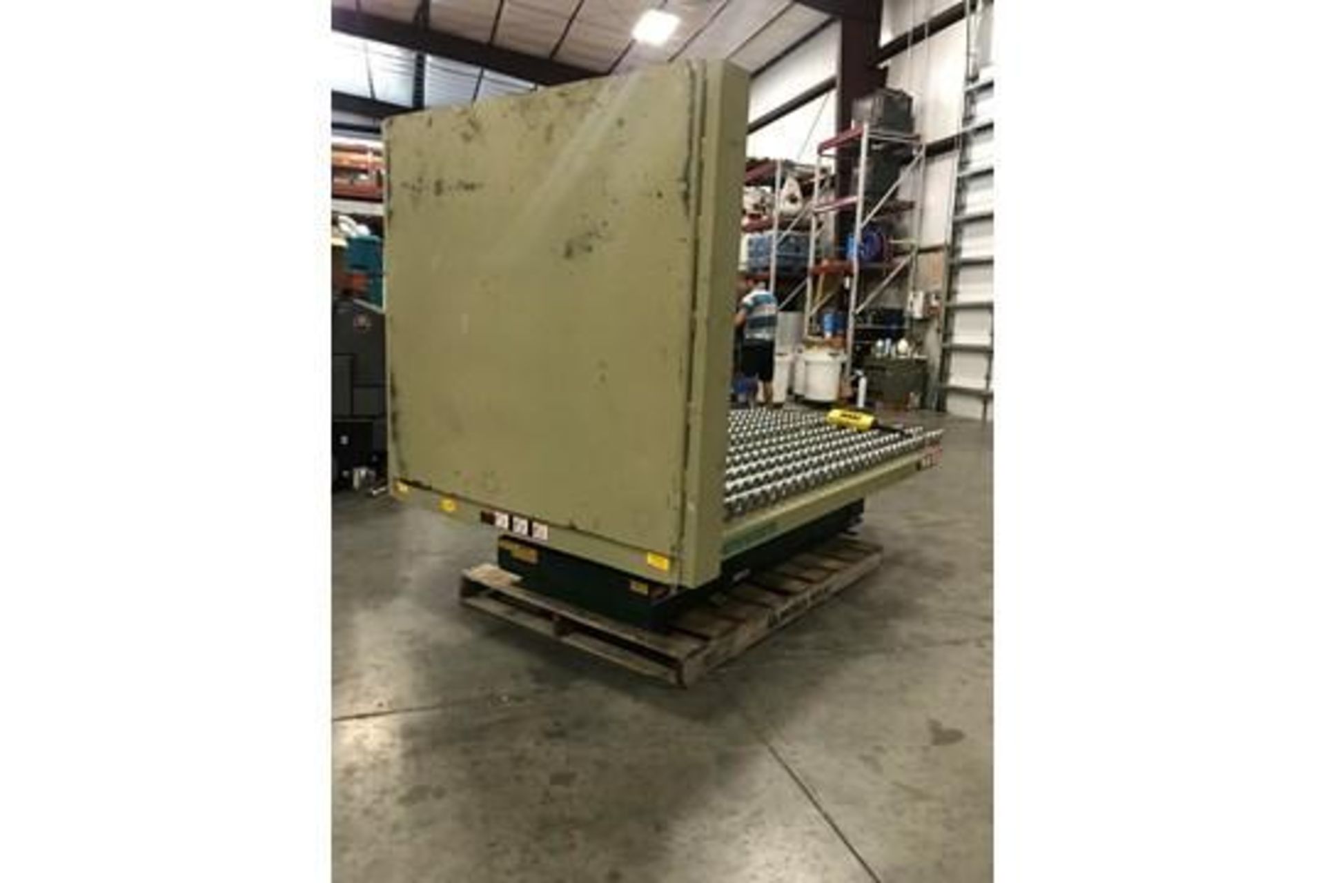 SOUTHWORTH PALLET TIPPER W/ CONVEYOR SYSTEM AND REMOTE, 1 PH, RUNS - Image 4 of 5