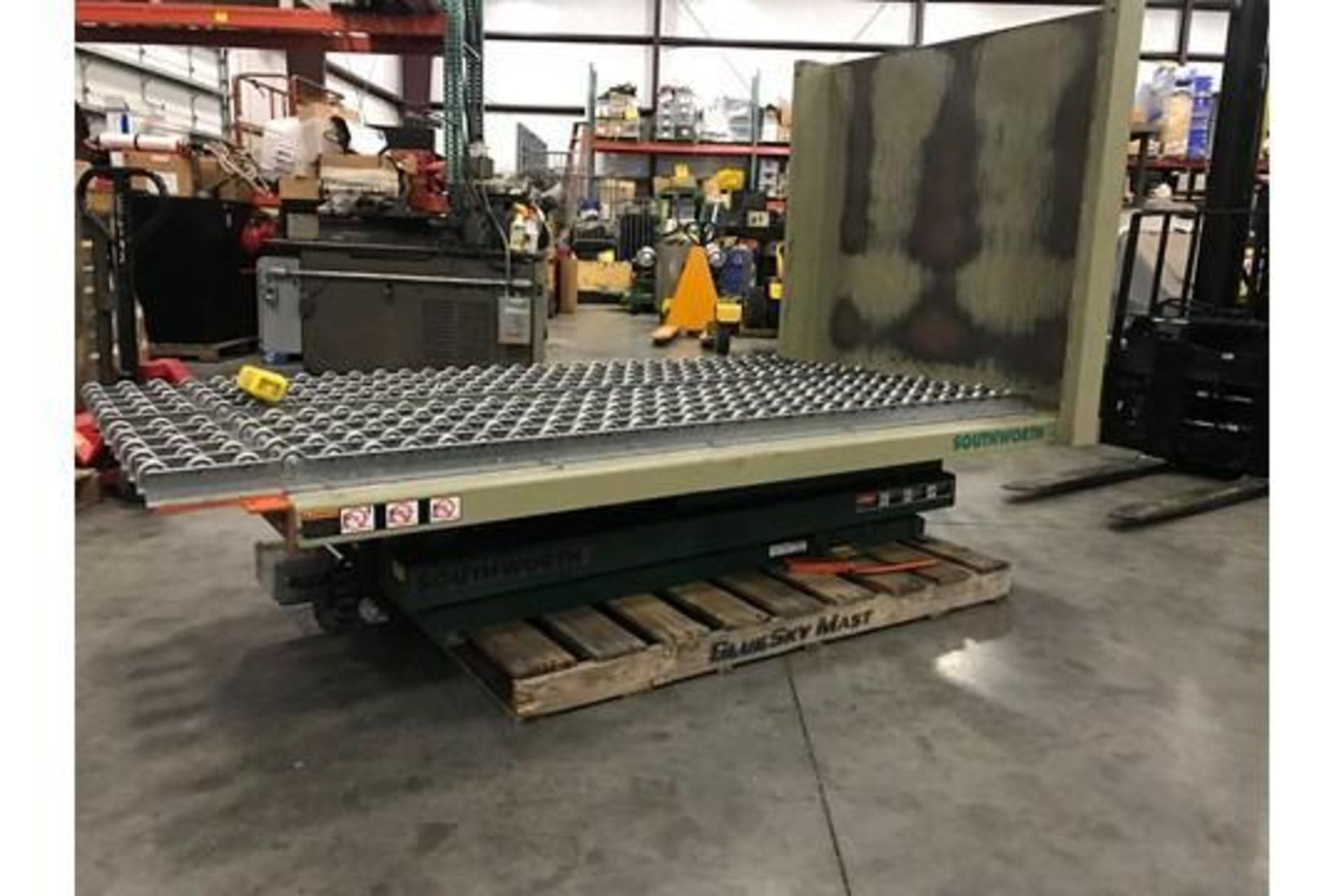 SOUTHWORTH PALLET TIPPER W/ CONVEYOR SYSTEM AND REMOTE, 1 PH, RUNS - Image 3 of 5