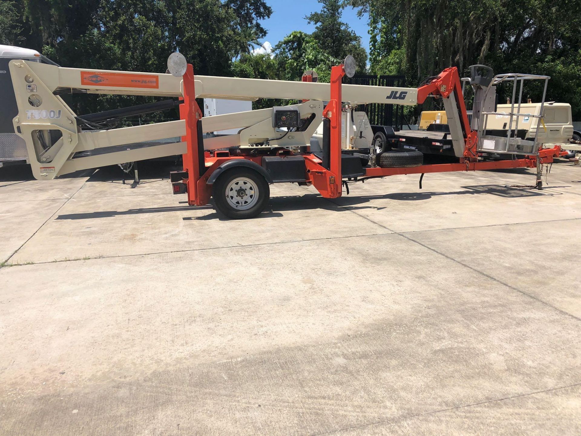 JLG 50' TOW-BEHIND ARTICULATING MAN LIFT