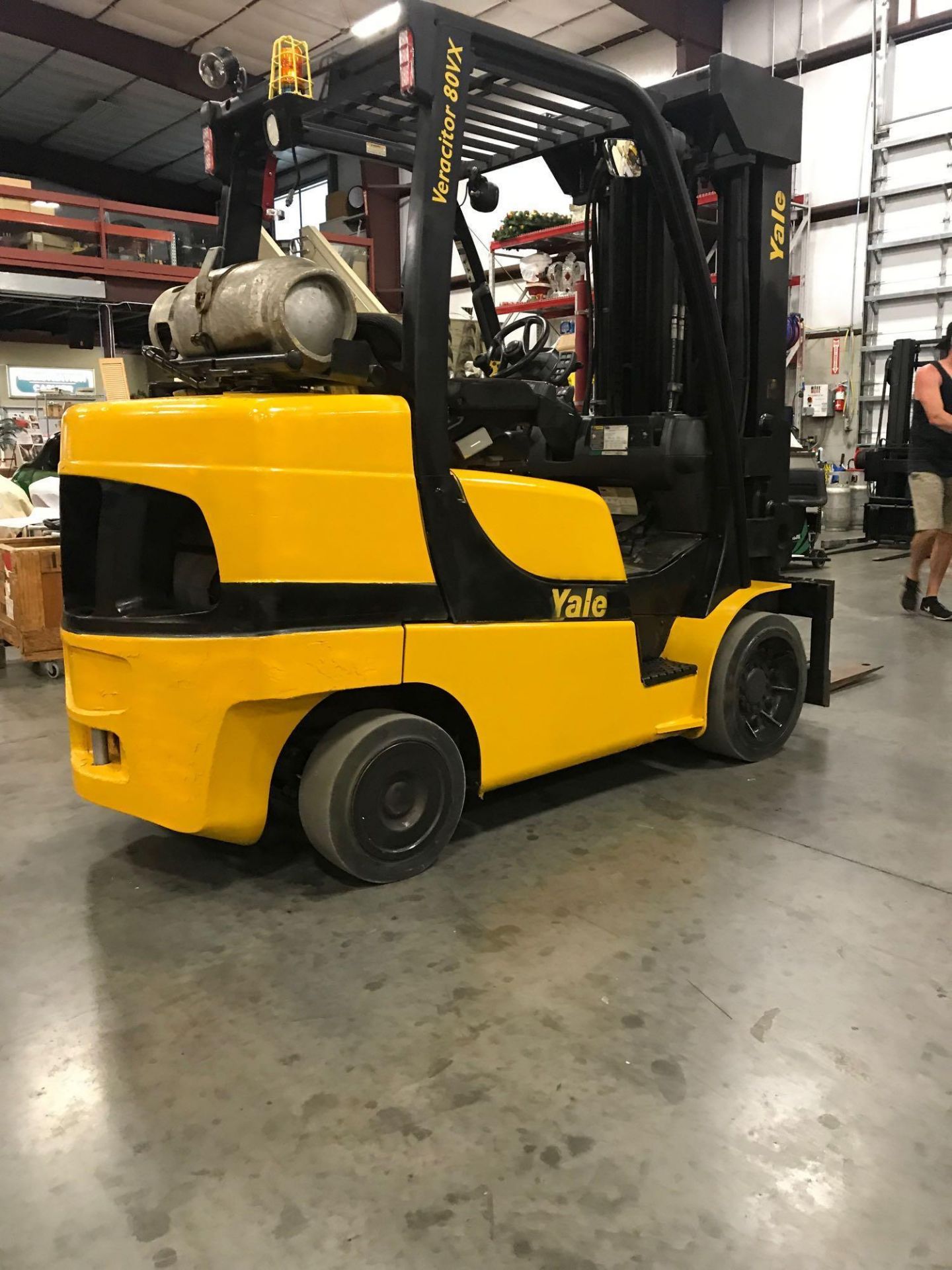 2009 YALE LP FORKLIFT MODEL GLC80, 8,000 LB CAPACITY, 4 STAGE MAST - Image 4 of 18