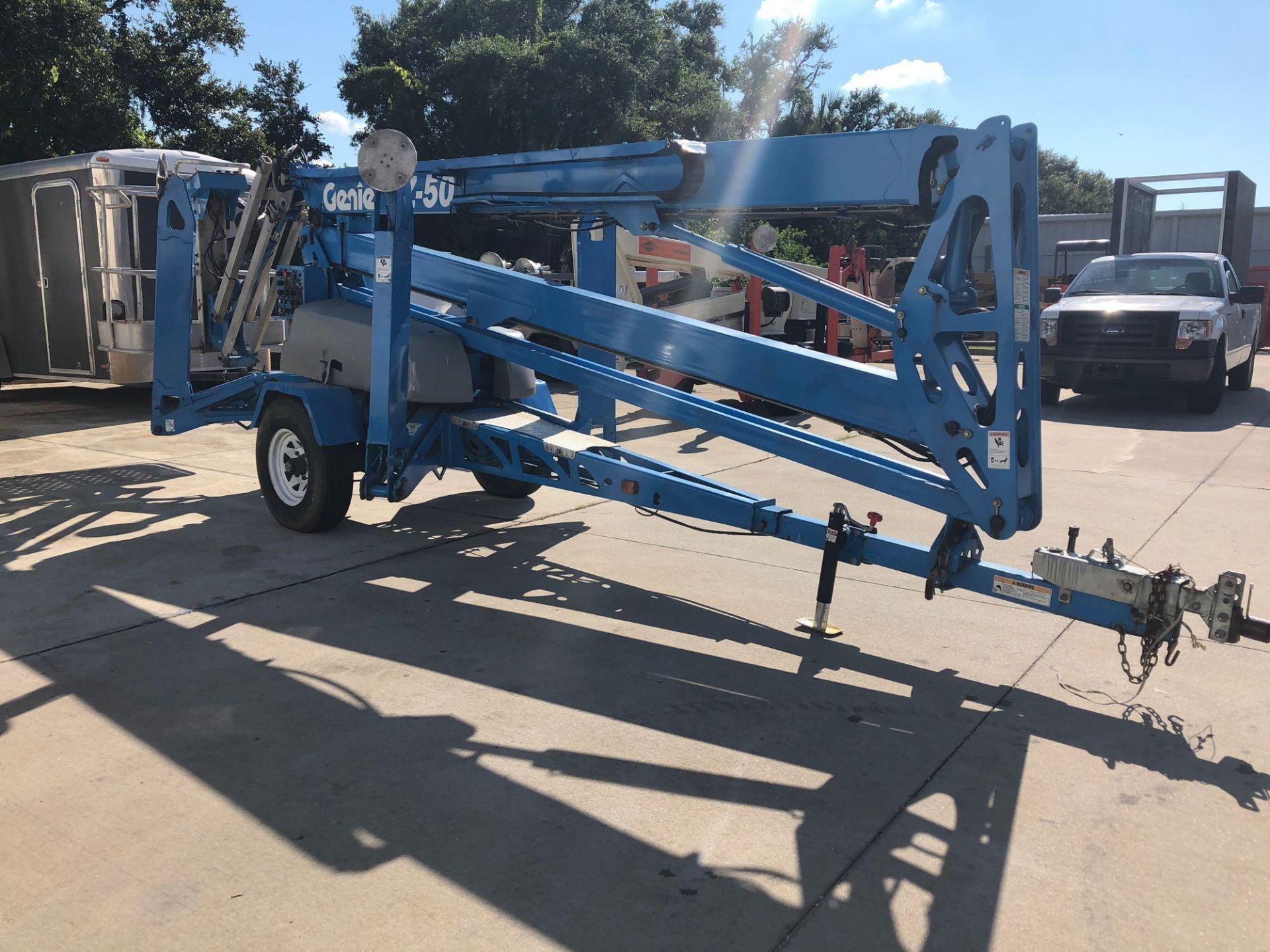 GENIE 50' TOW-BEHIND ARTICULATING MAN LIFT