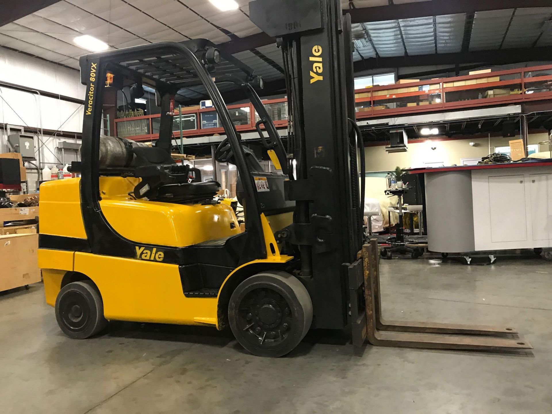 2009 YALE LP FORKLIFT MODEL GLC80, 8,000 LB CAPACITY, 4 STAGE MAST - Image 2 of 18