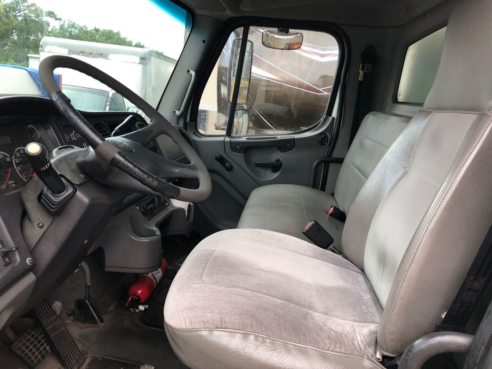 2007 FREIGHTLINER BOX TRUCK W/ 7' ALUMINUM LIFT GATE, CATERPILLAR C7 DIESEL ENGINE - Image 6 of 8