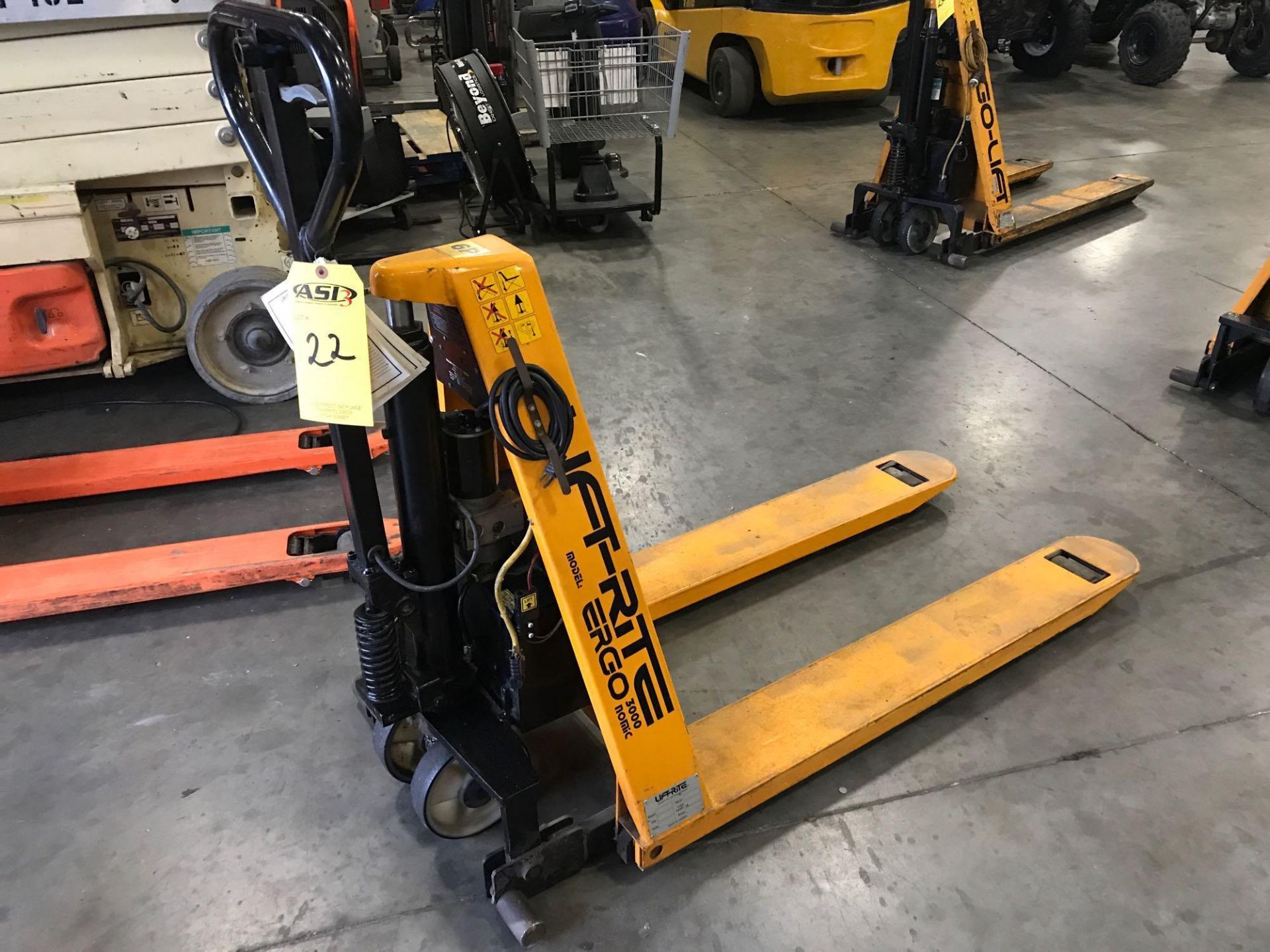 LIFT-RITE ERGO 3000 ELECTRIC PALLET JACK, BUILT IN BATTERY CHARGER