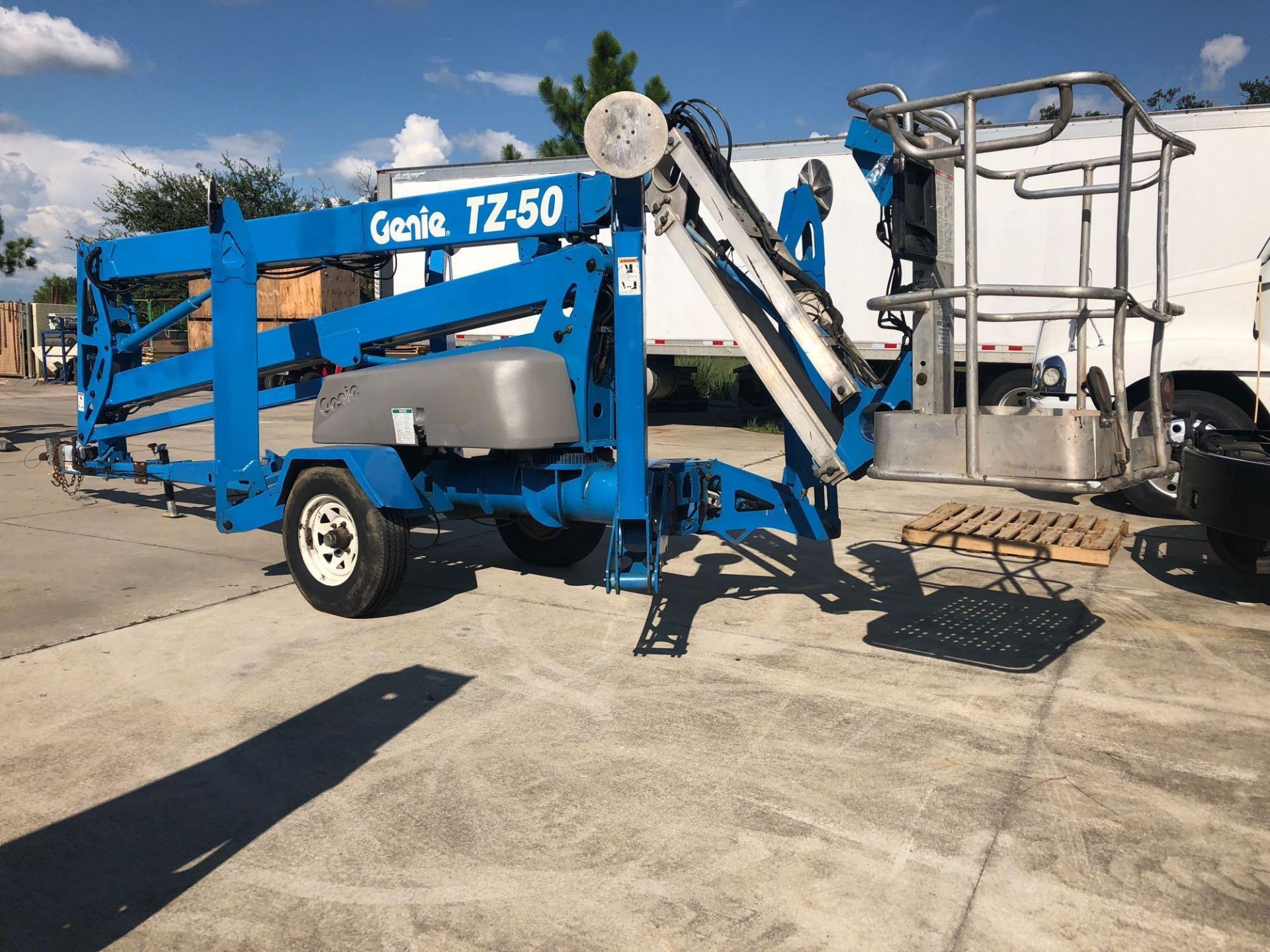 GENIE 50' TOW-BEHIND ARTICULATING MAN LIFT - Image 3 of 6