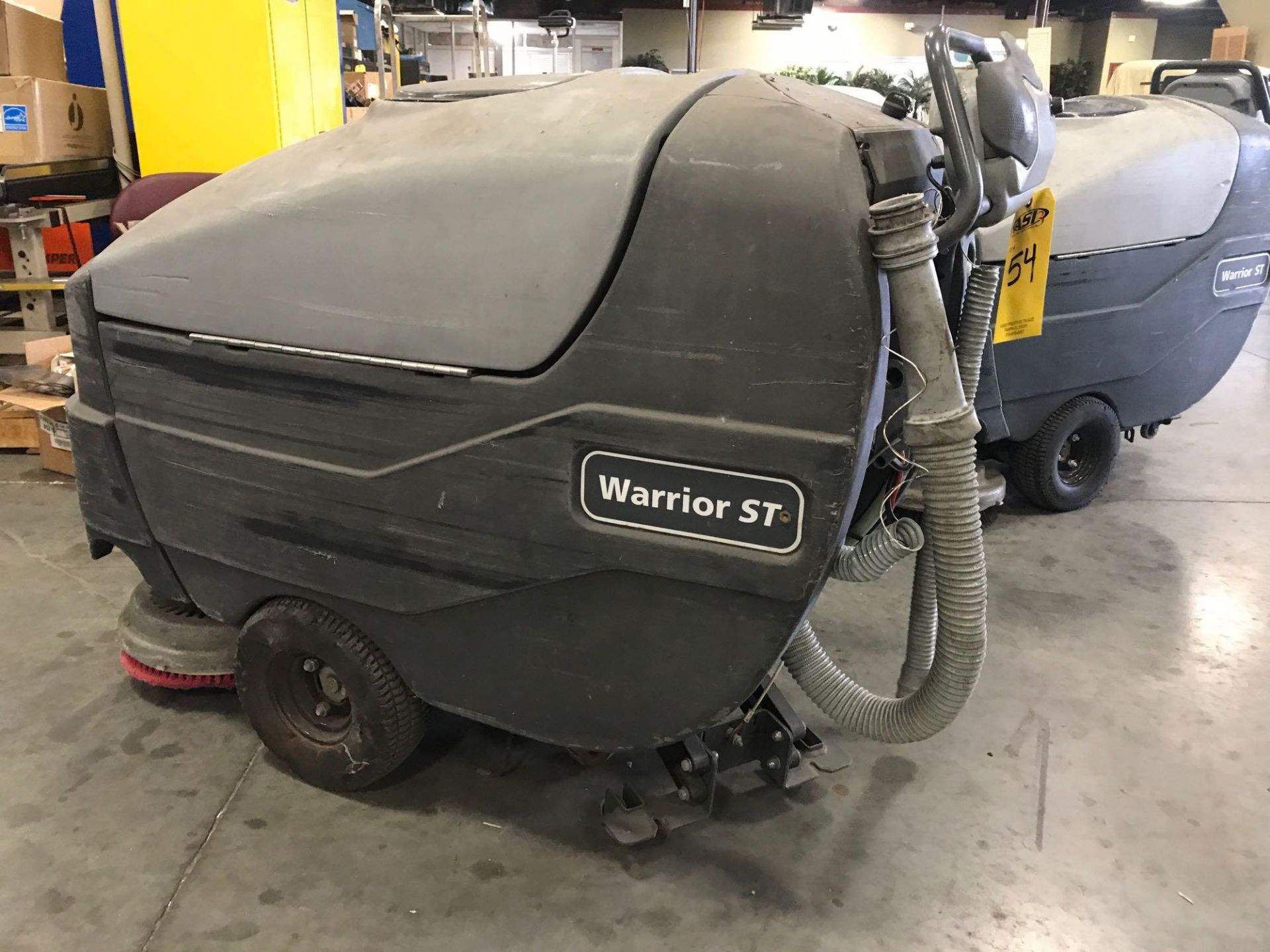 ADVANCE WARRIOR FLOOR SCRUBBER MODEL 28D